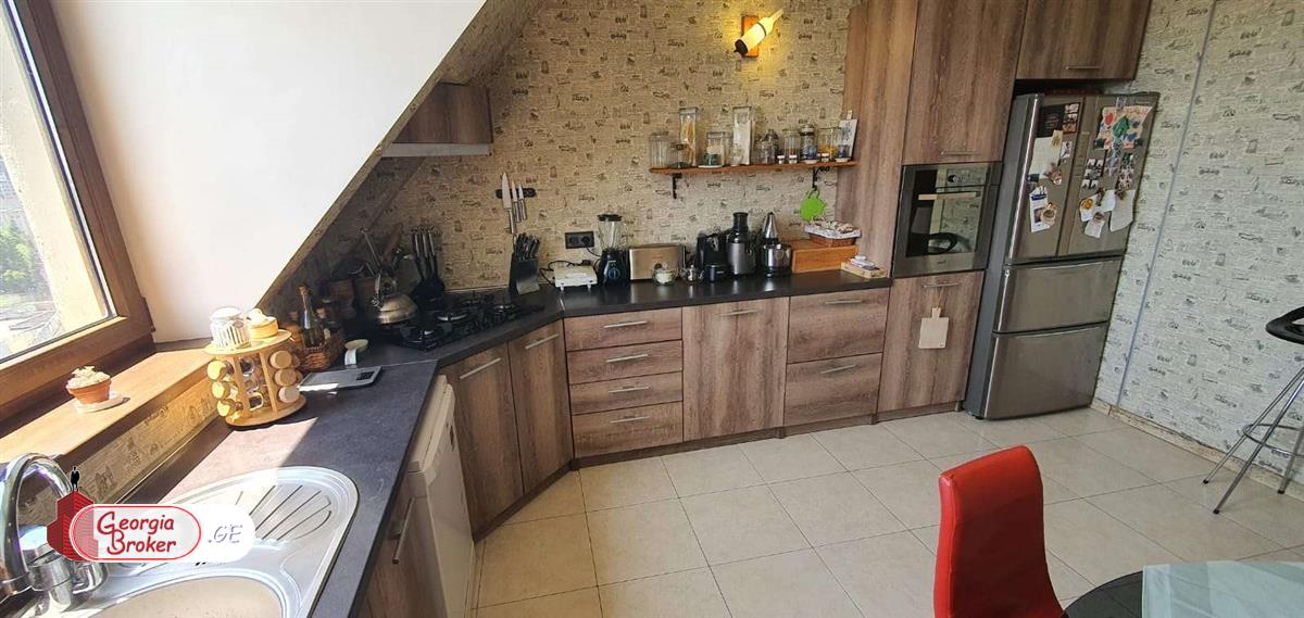 იყიდება ახალი გარემონტებული 5 ოთახიანი ბინა