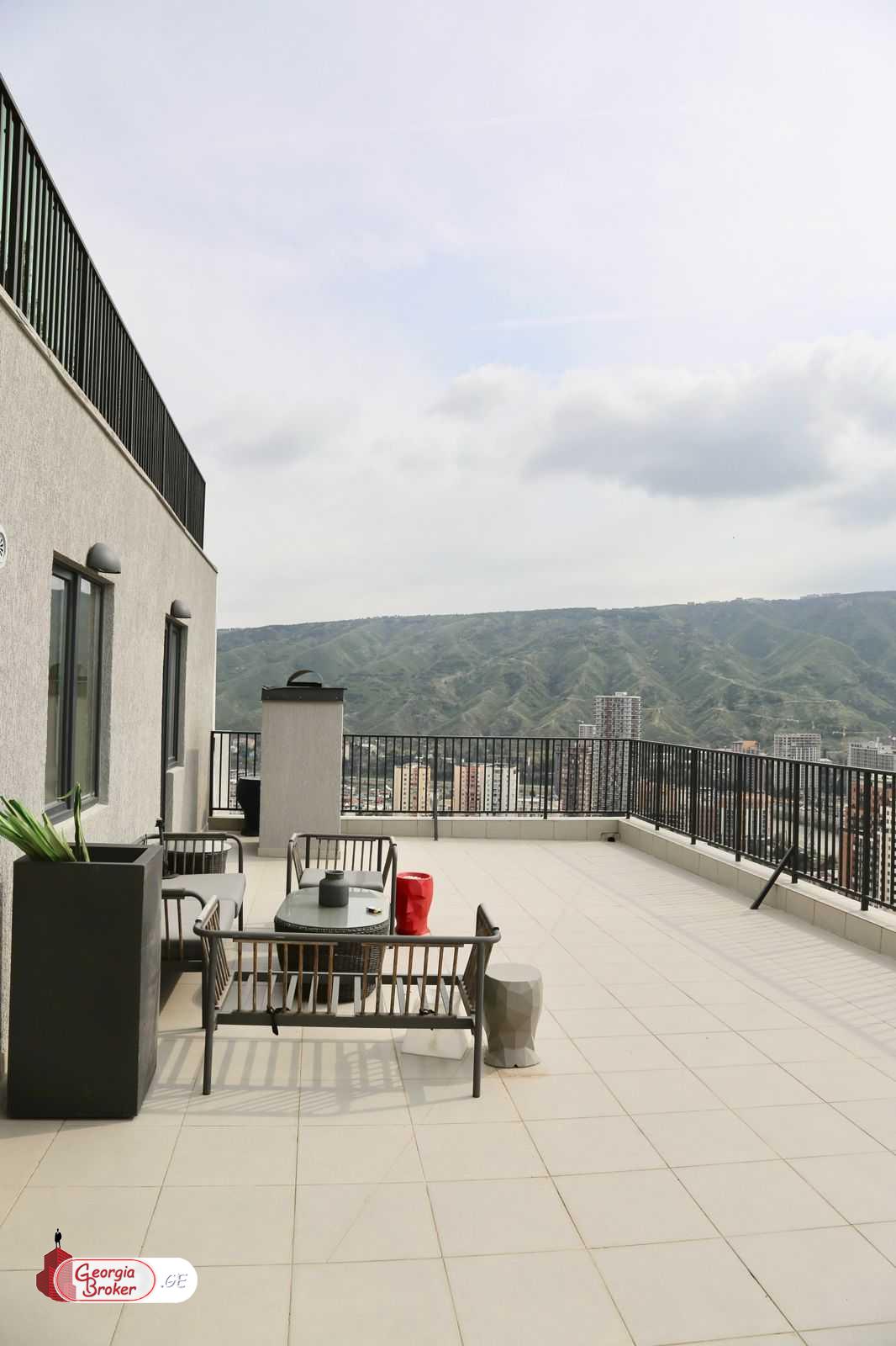 продается квартира с новым ремонтом 4-комнаты