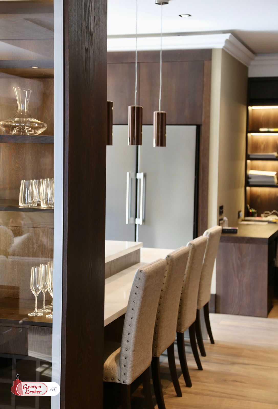 продается квартира с новым ремонтом 4-комнаты