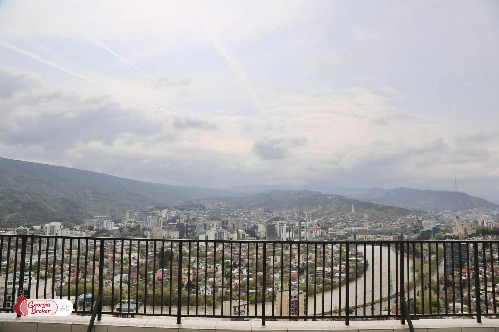 продается квартира с новым ремонтом 4-комнаты