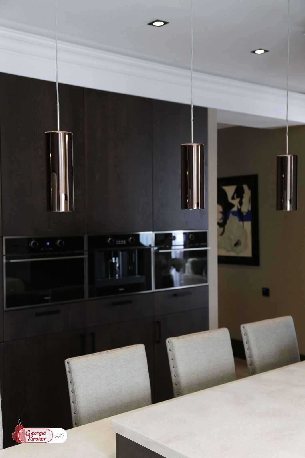 продается квартира с новым ремонтом 4-комнаты