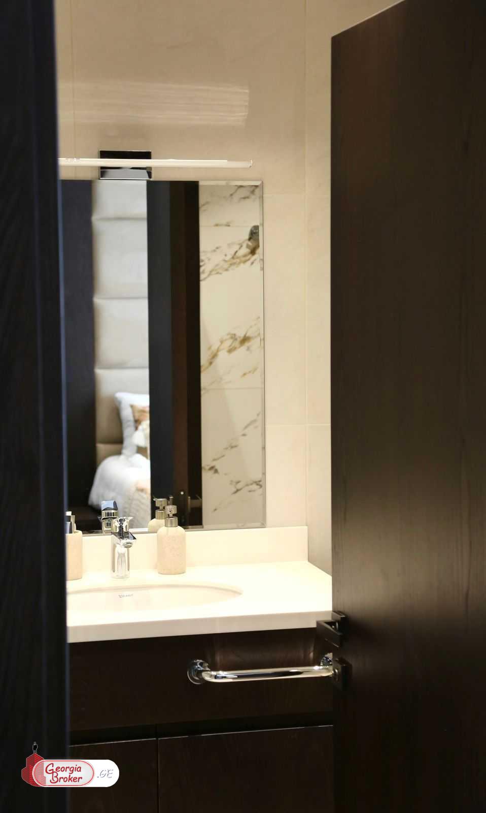 продается квартира с новым ремонтом 4-комнаты