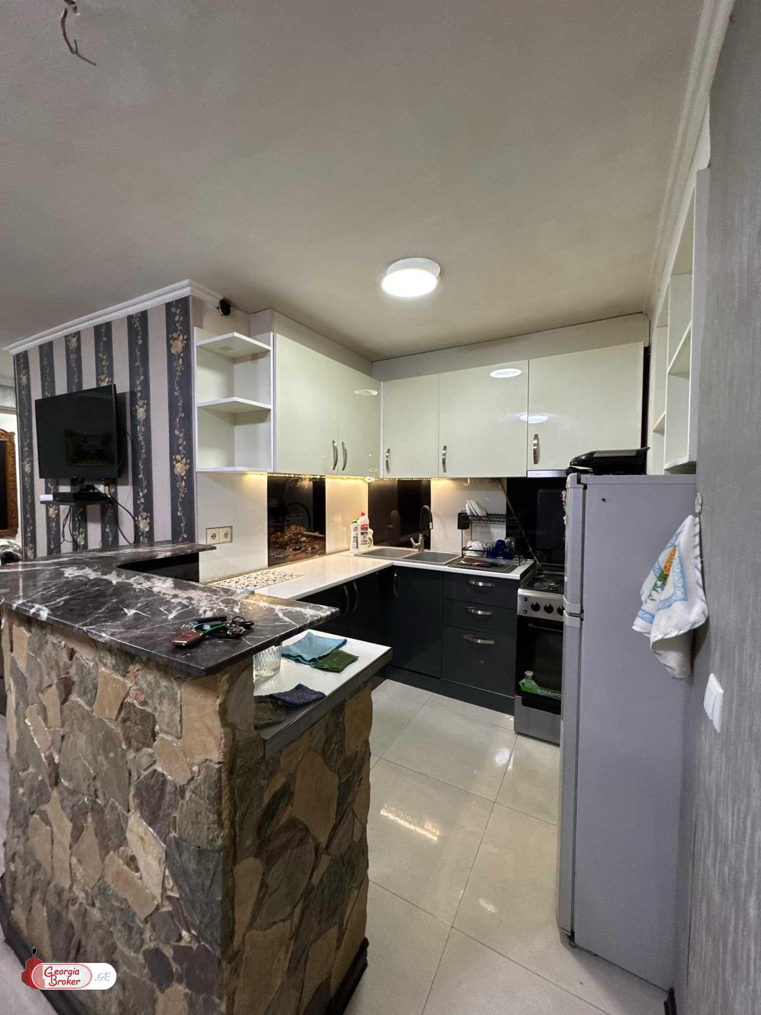 в аренду квартира с новым ремонтом 3-комнаты