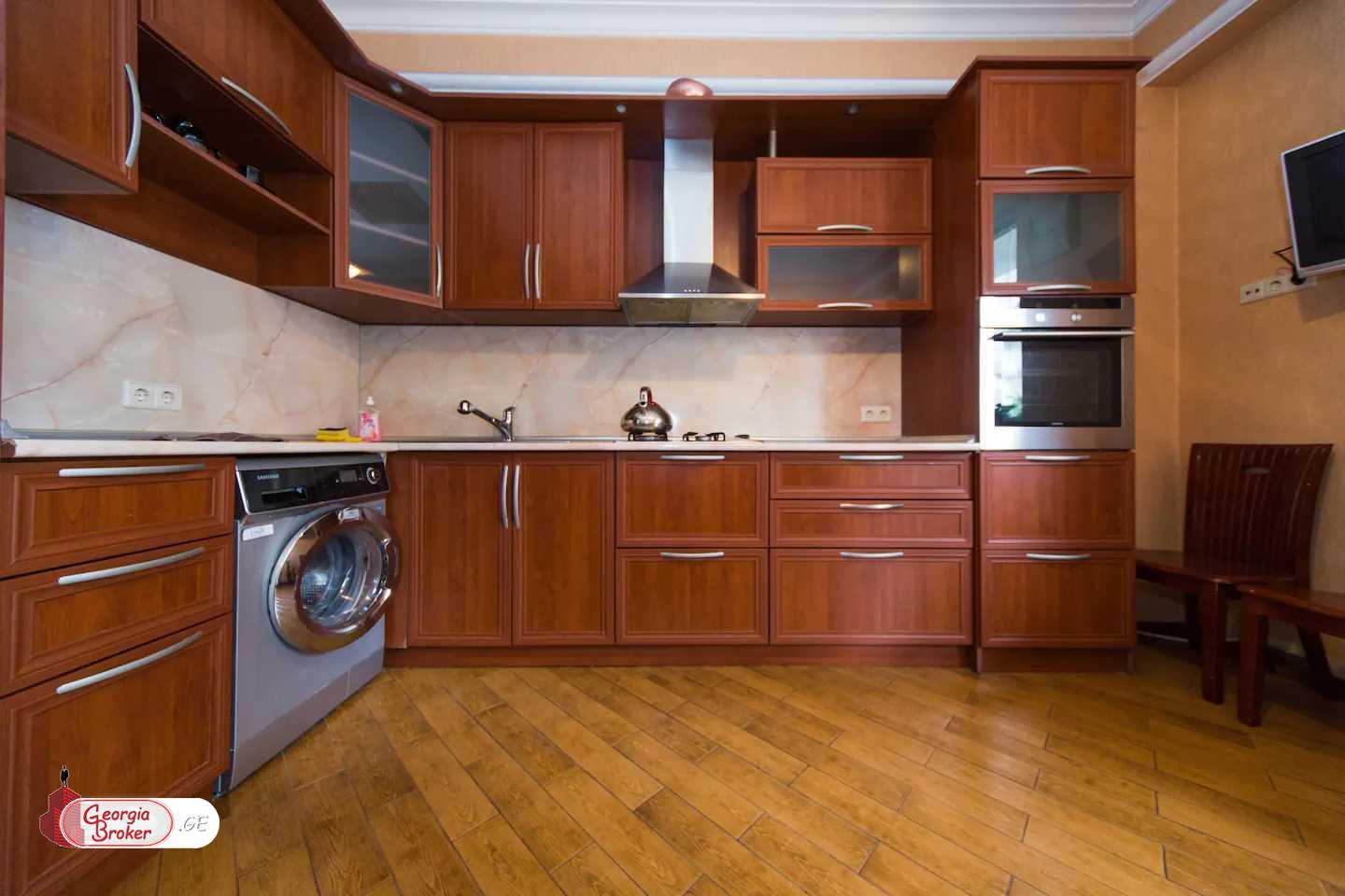 продается квартира с новым ремонтом 4-комнаты