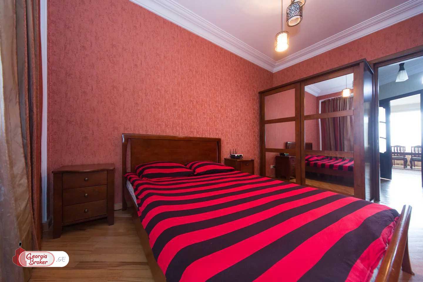 продается квартира с новым ремонтом 4-комнаты