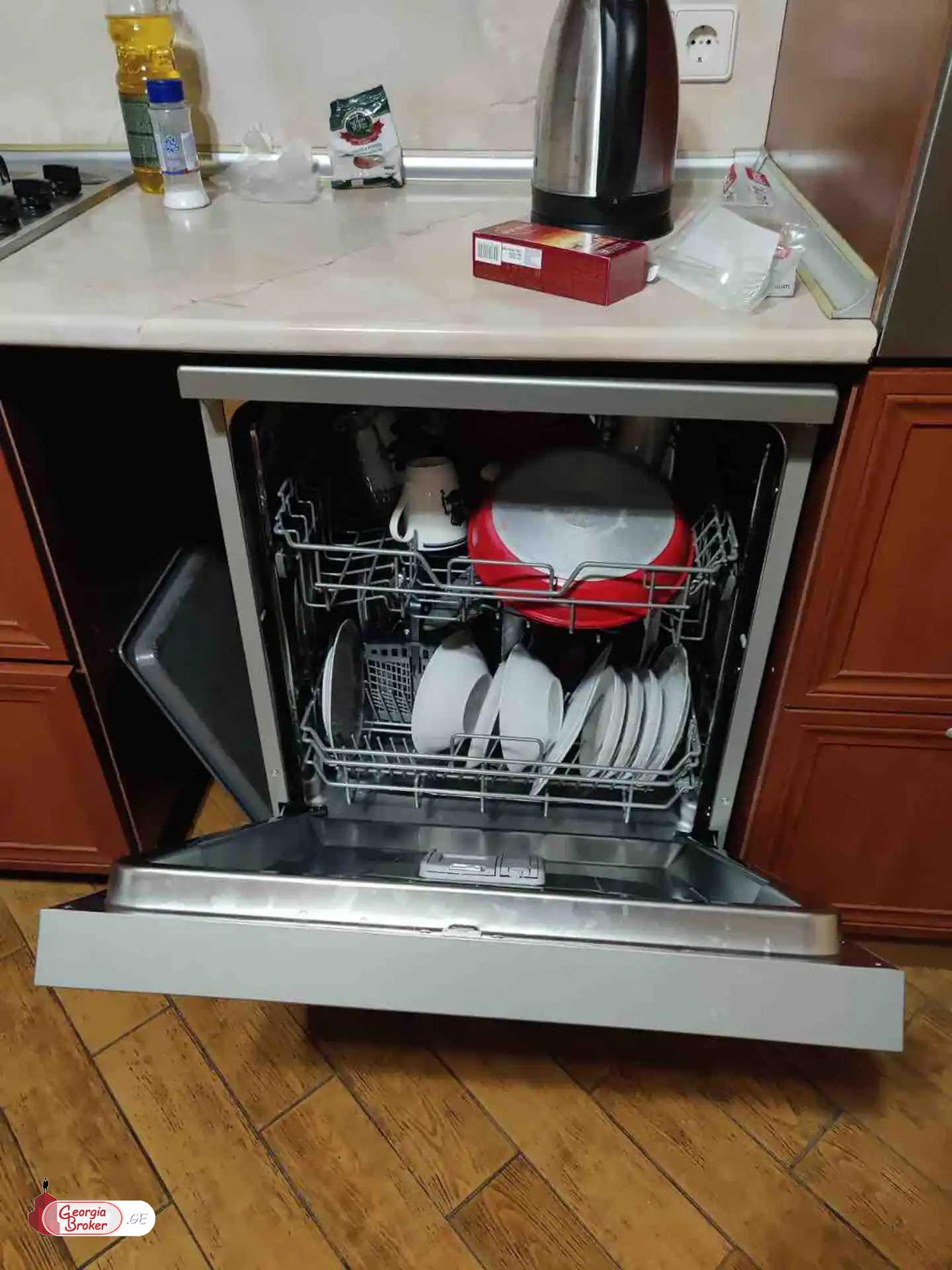 продается квартира с новым ремонтом 4-комнаты