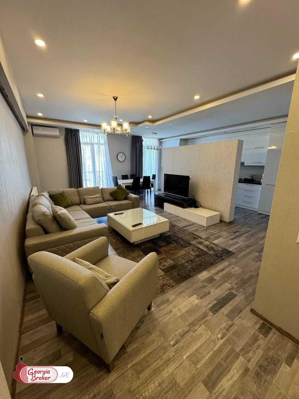 продается квартира с новым ремонтом 4-комнаты