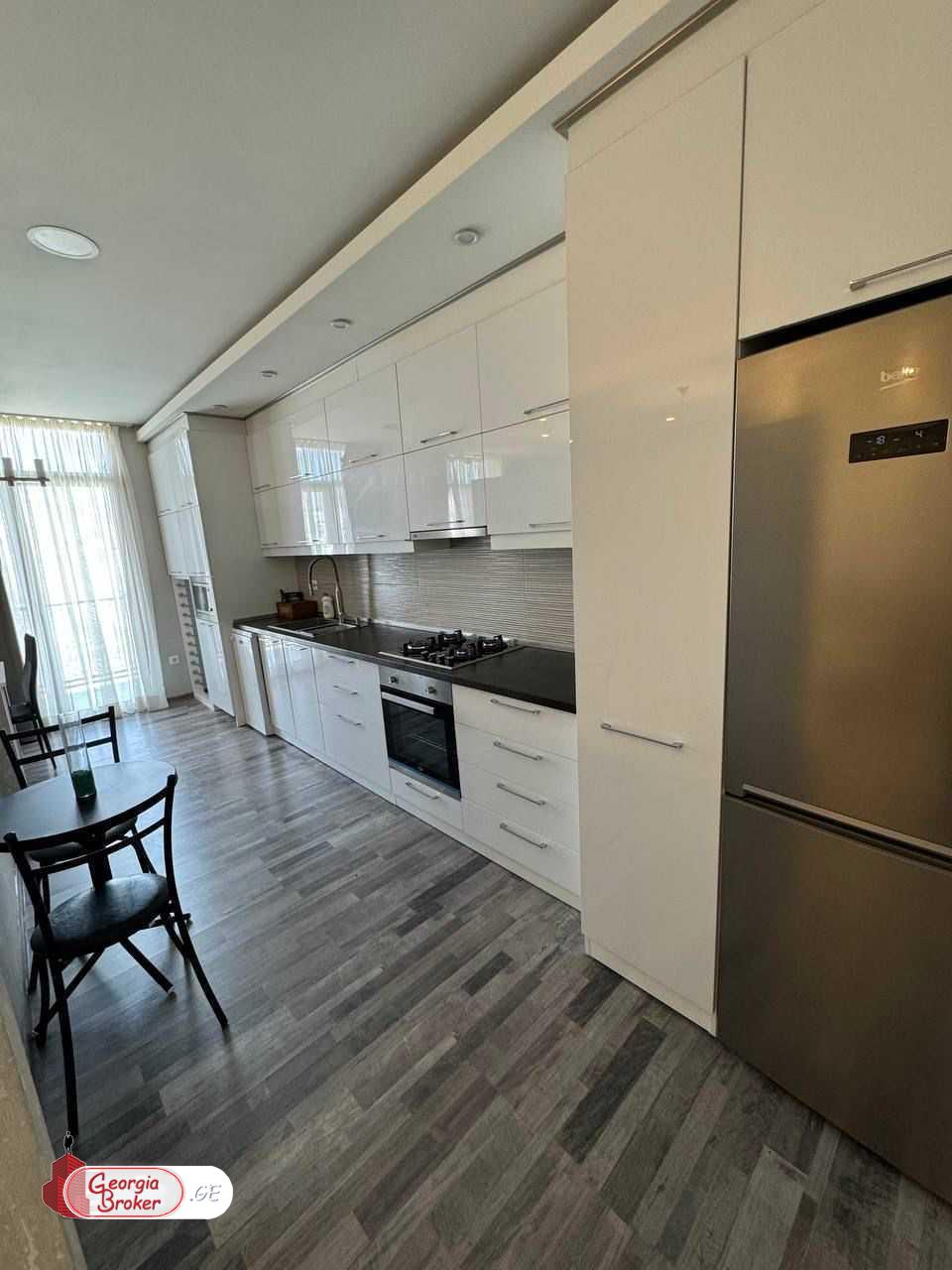 продается квартира с новым ремонтом 4-комнаты