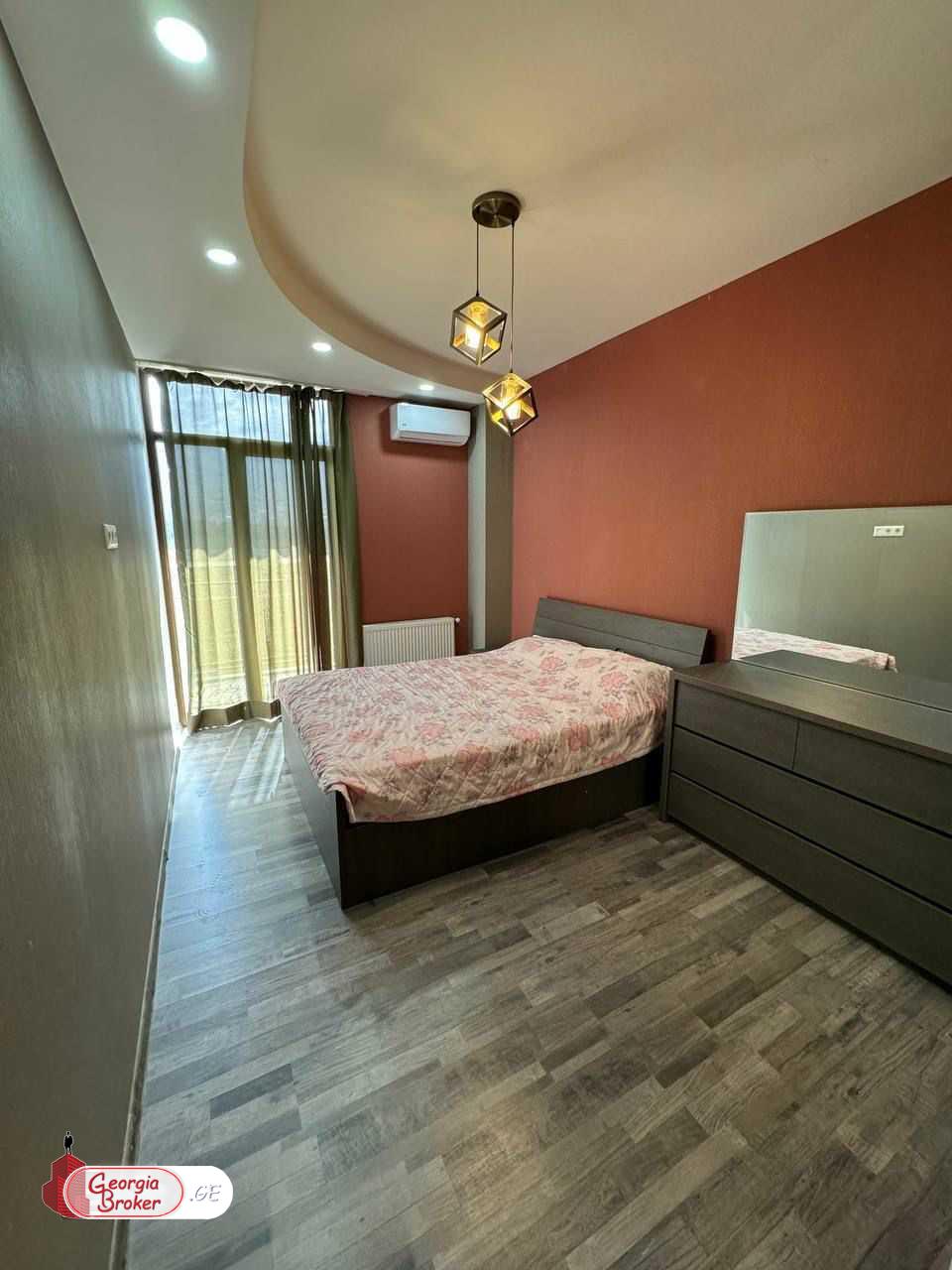 продается квартира с новым ремонтом 4-комнаты