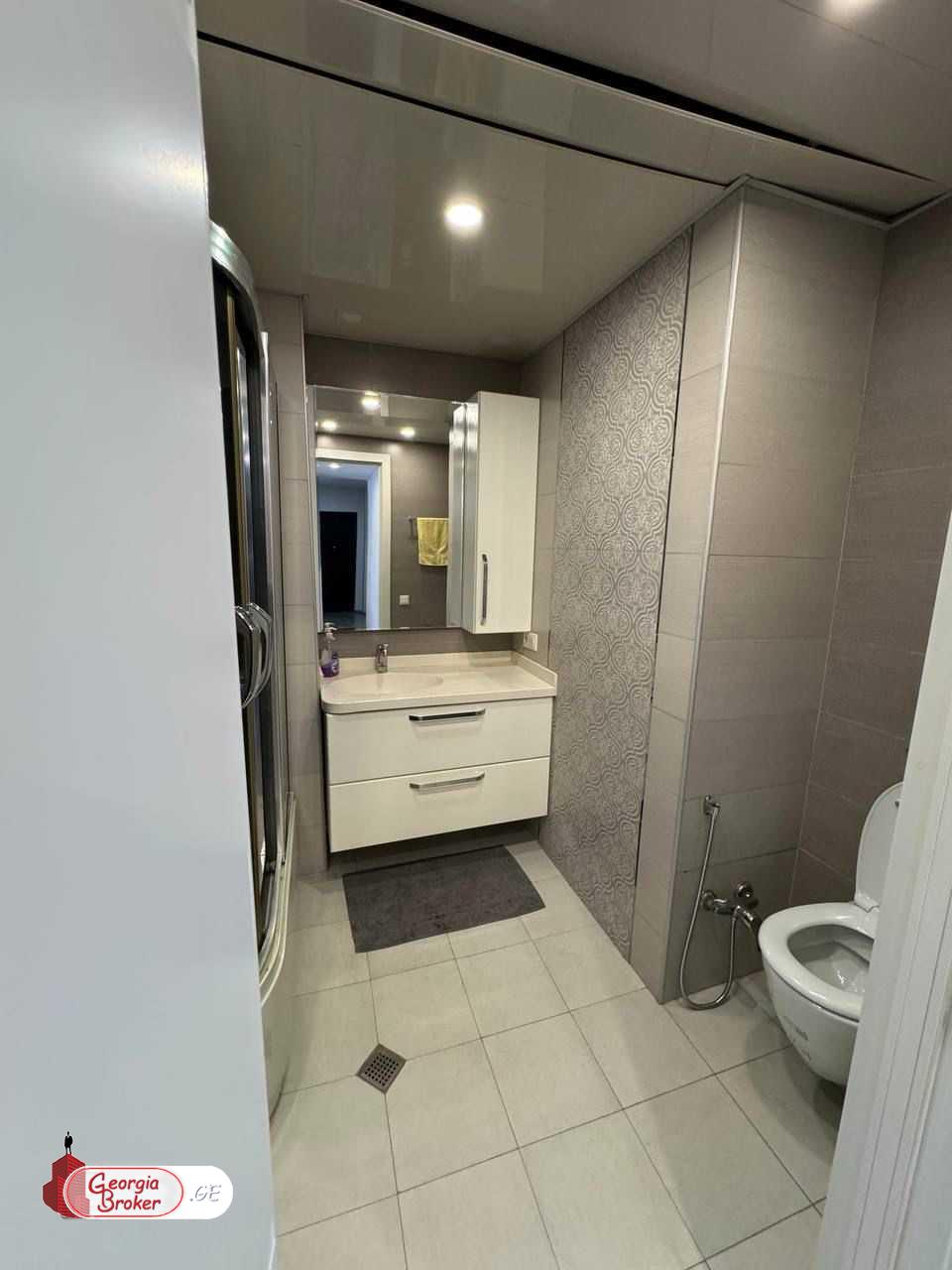 продается квартира с новым ремонтом 4-комнаты