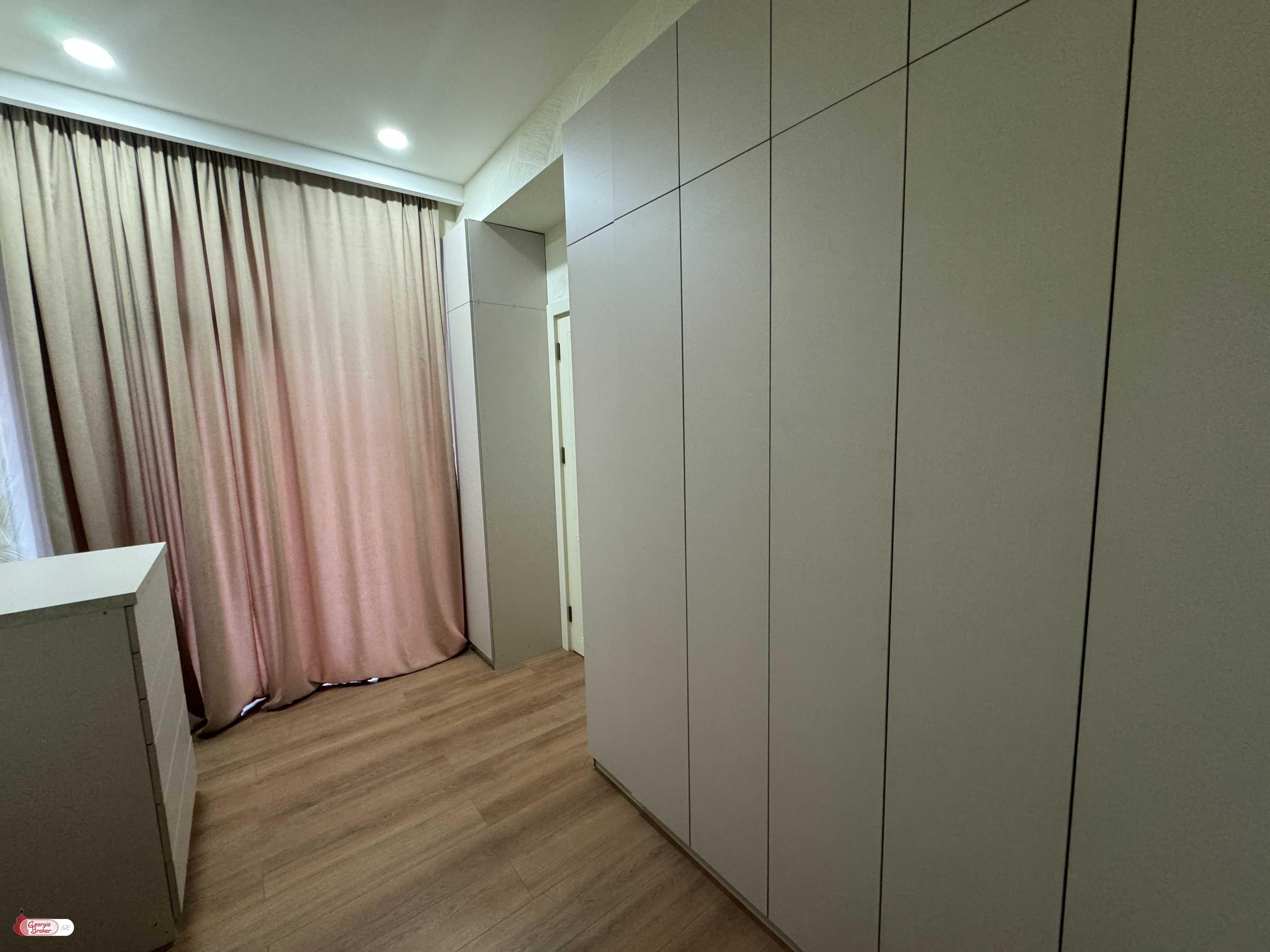 იყიდება ახალი გარემონტებული 3 ოთახიანი ბინა