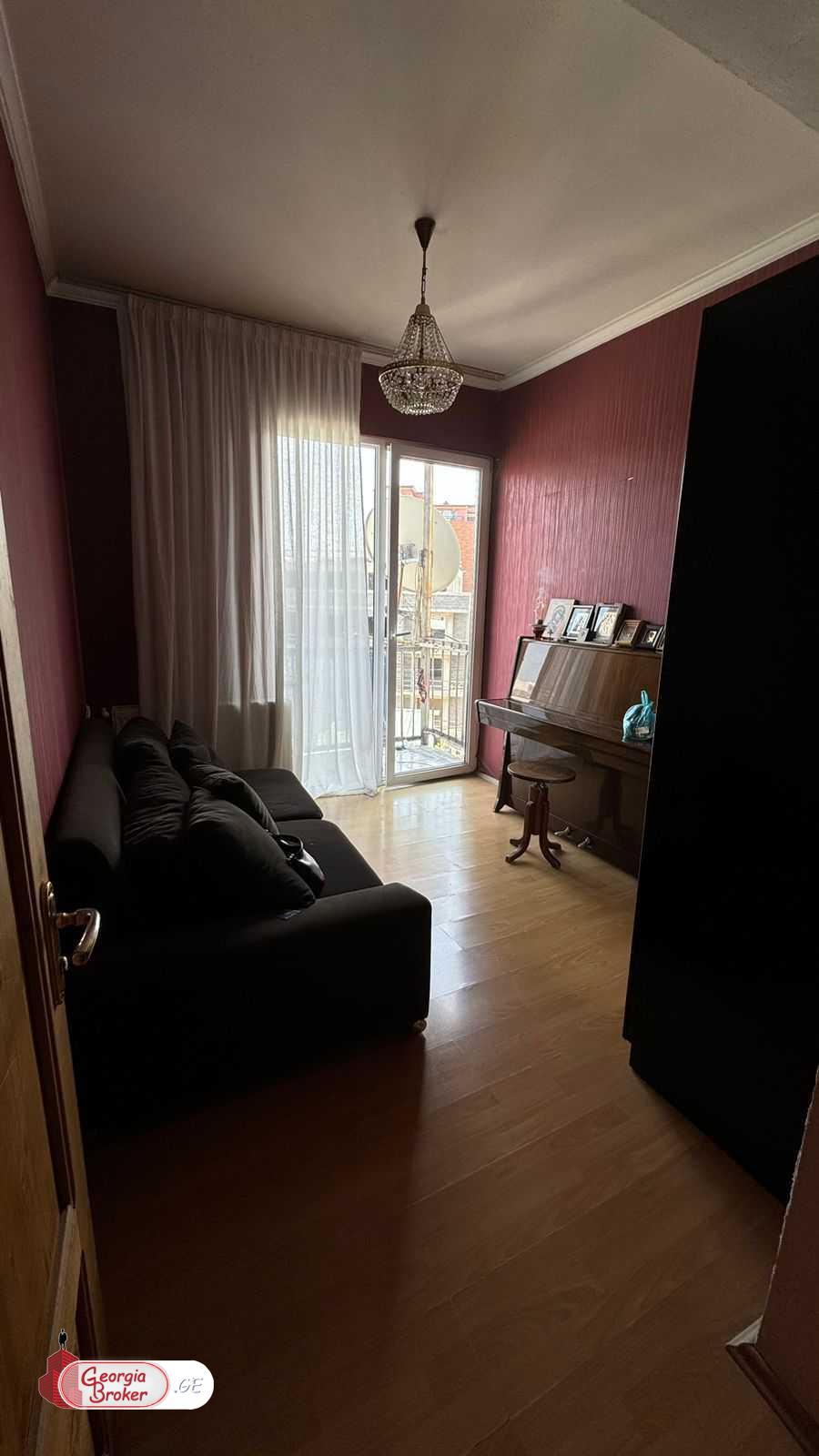 იყიდება ახალი გარემონტებული 6 ოთახიანი ბინა