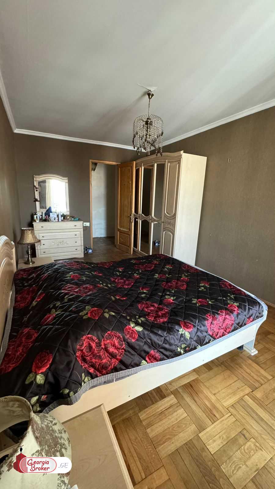 იყიდება ახალი გარემონტებული 6 ოთახიანი ბინა