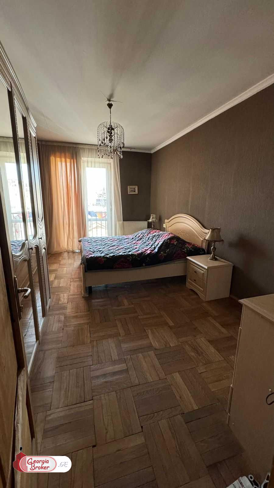 იყიდება ახალი გარემონტებული 6 ოთახიანი ბინა