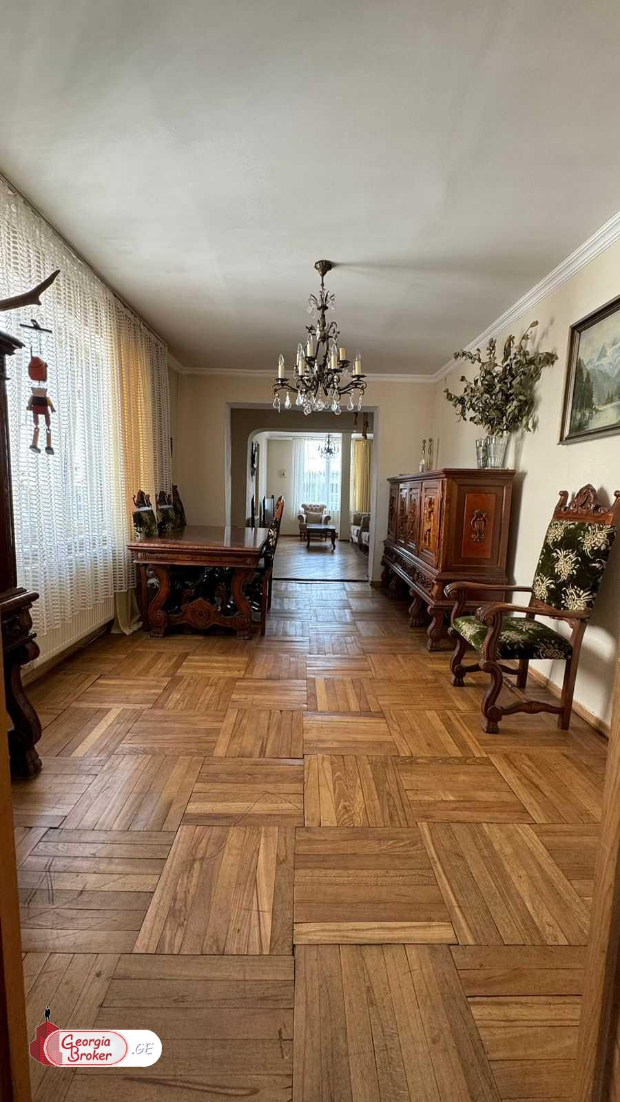 იყიდება ახალი გარემონტებული 6 ოთახიანი ბინა