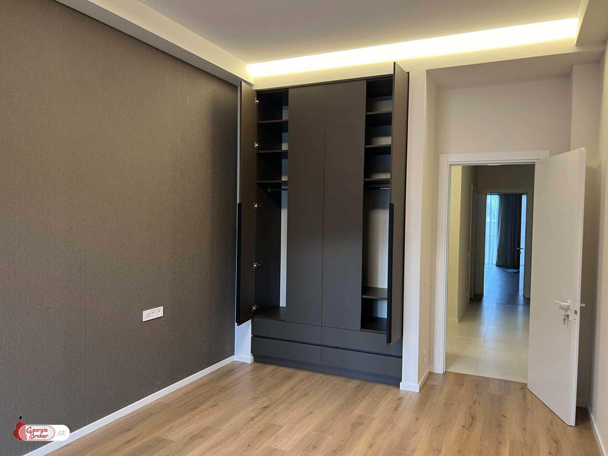 продается квартира с новым ремонтом 4-комнаты