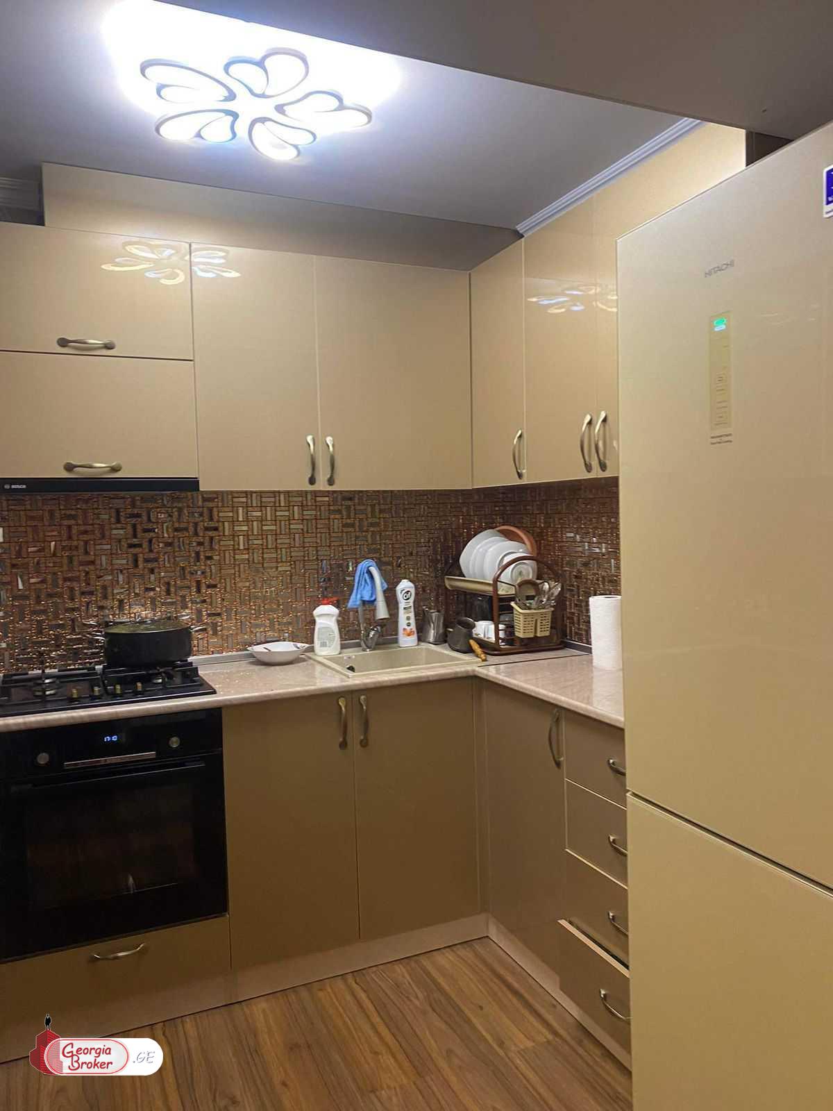 продается квартира с новым ремонтом 5-комнат