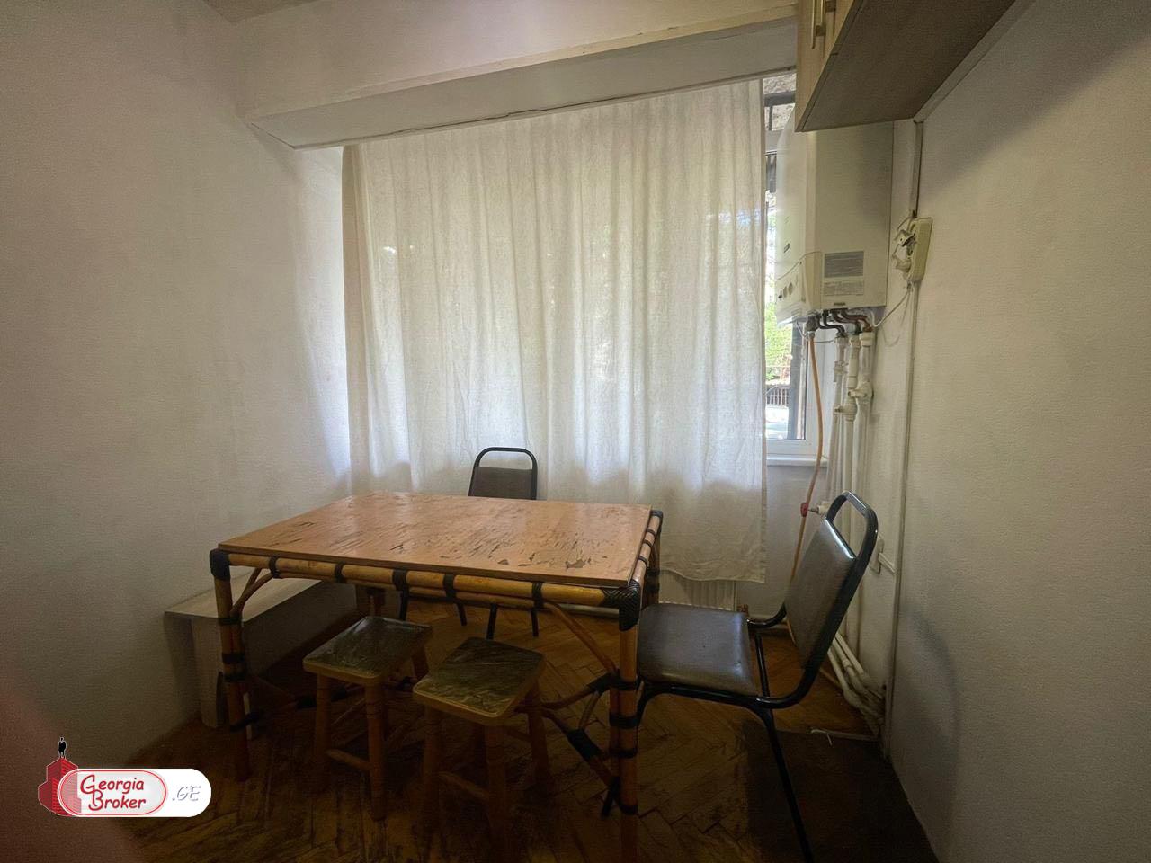 продается квартира с новым ремонтом 4-комнаты