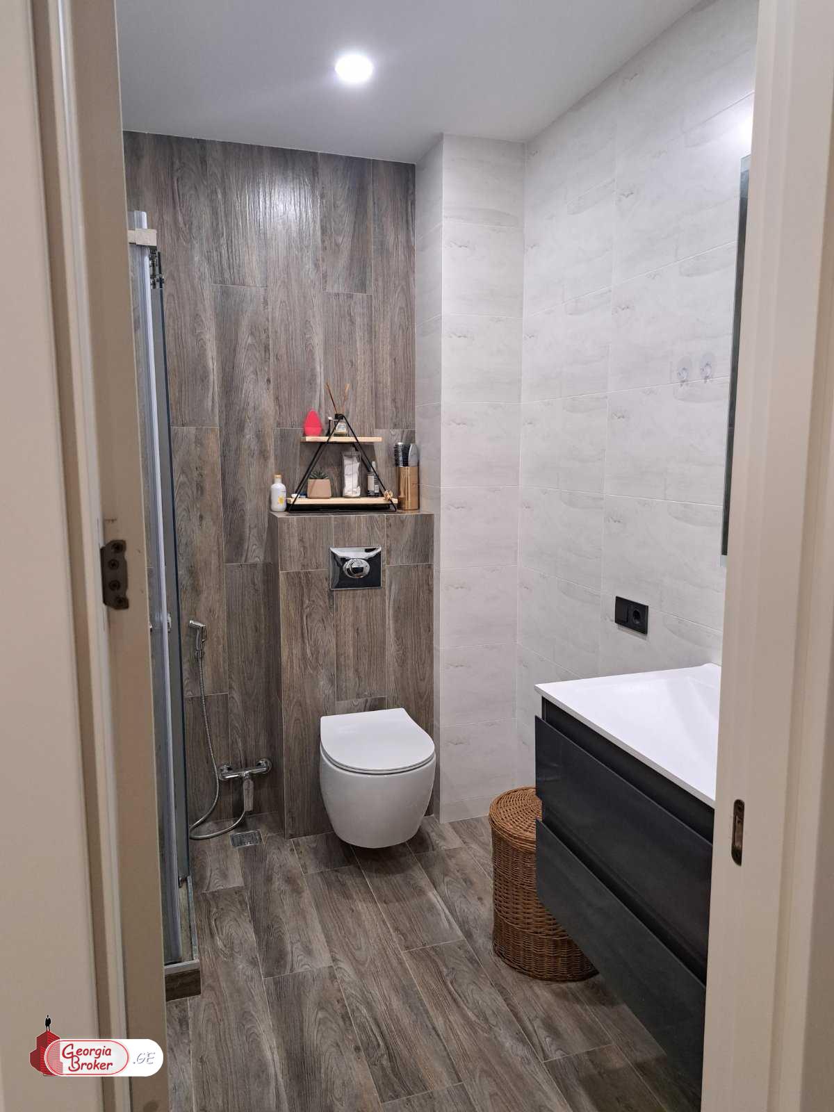 продается квартира с новым ремонтом 3-комнаты