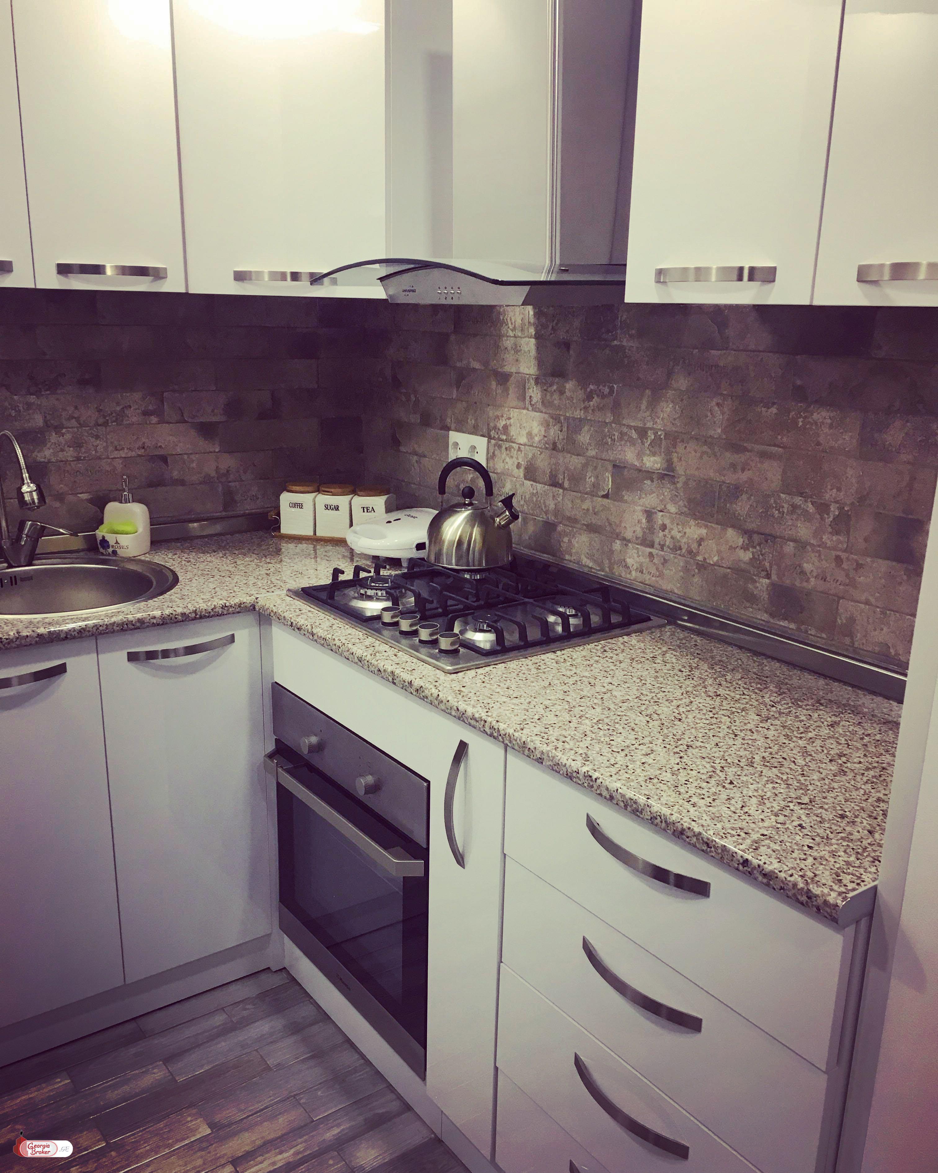 продается квартира с новым ремонтом 3-комнаты