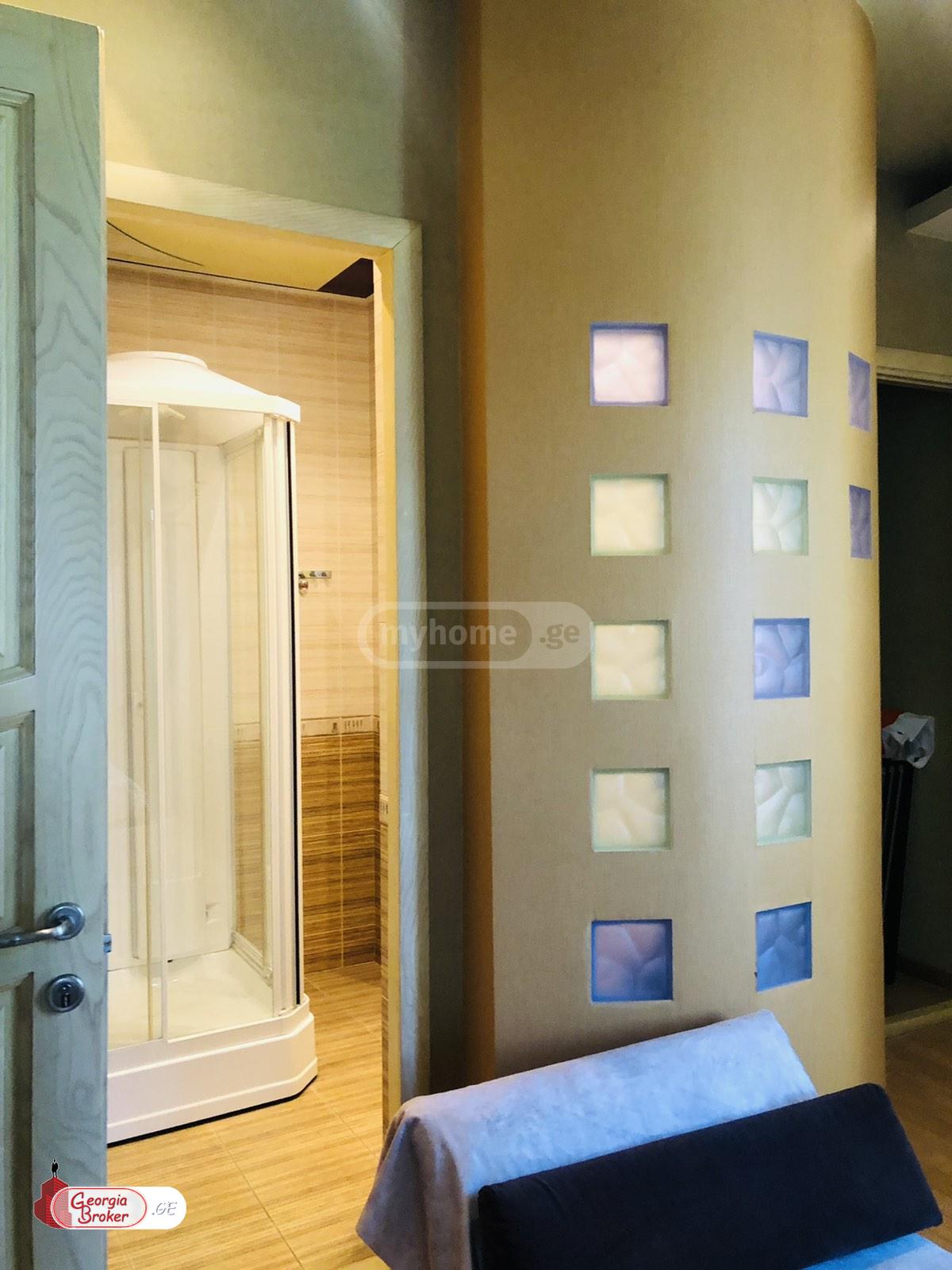 продается квартира с новым ремонтом 4-комнаты