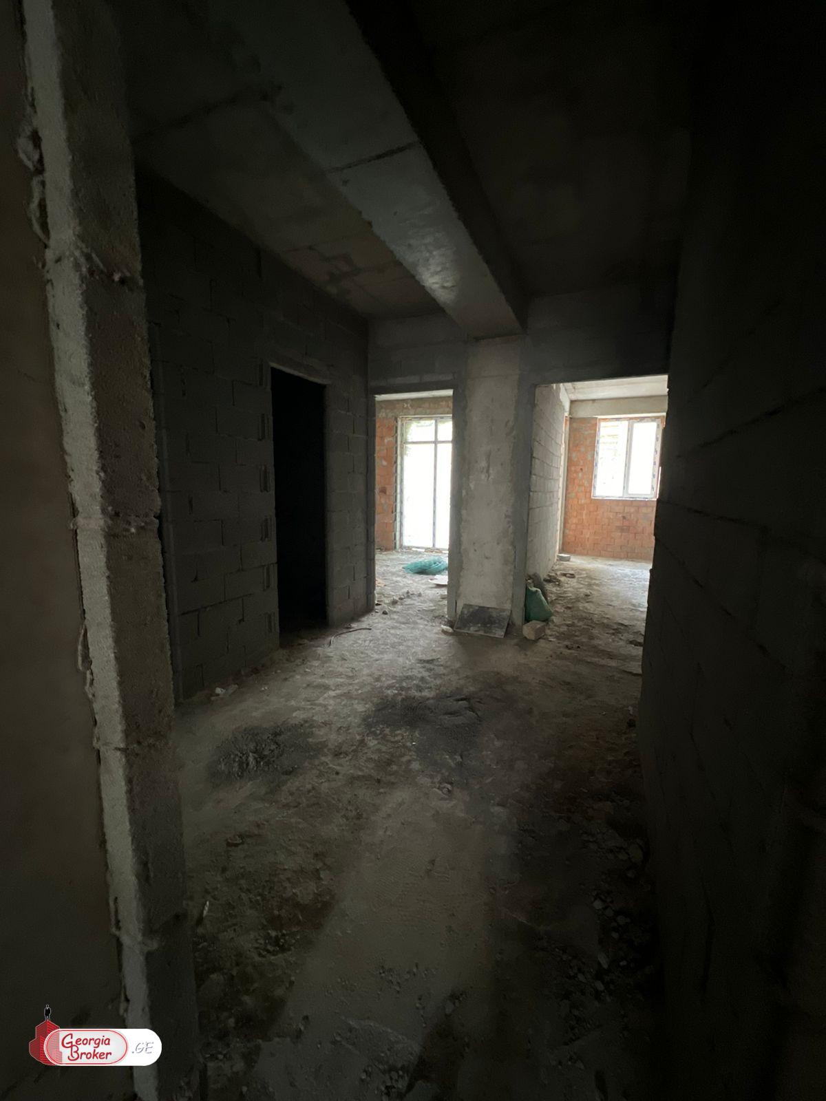 იყიდება ახალი გარემონტებული 5 ოთახიანი ბინა