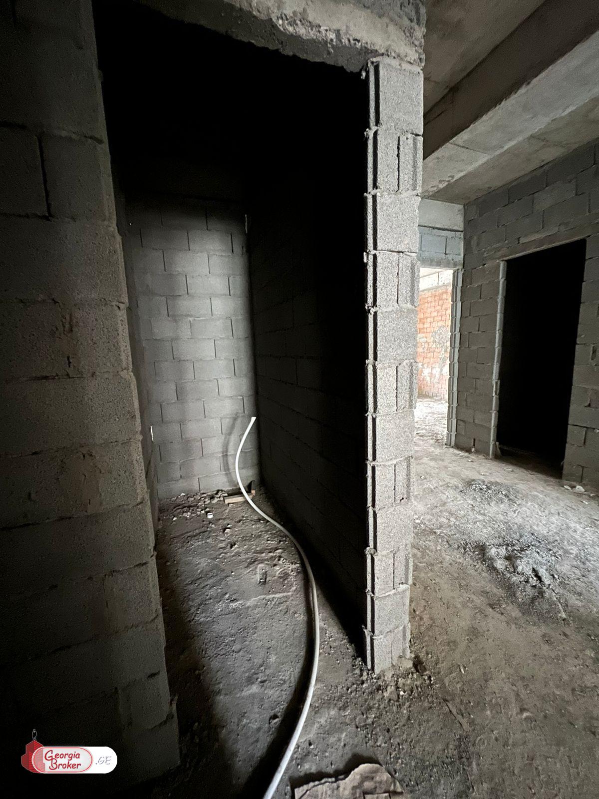 იყიდება ახალი გარემონტებული 5 ოთახიანი ბინა