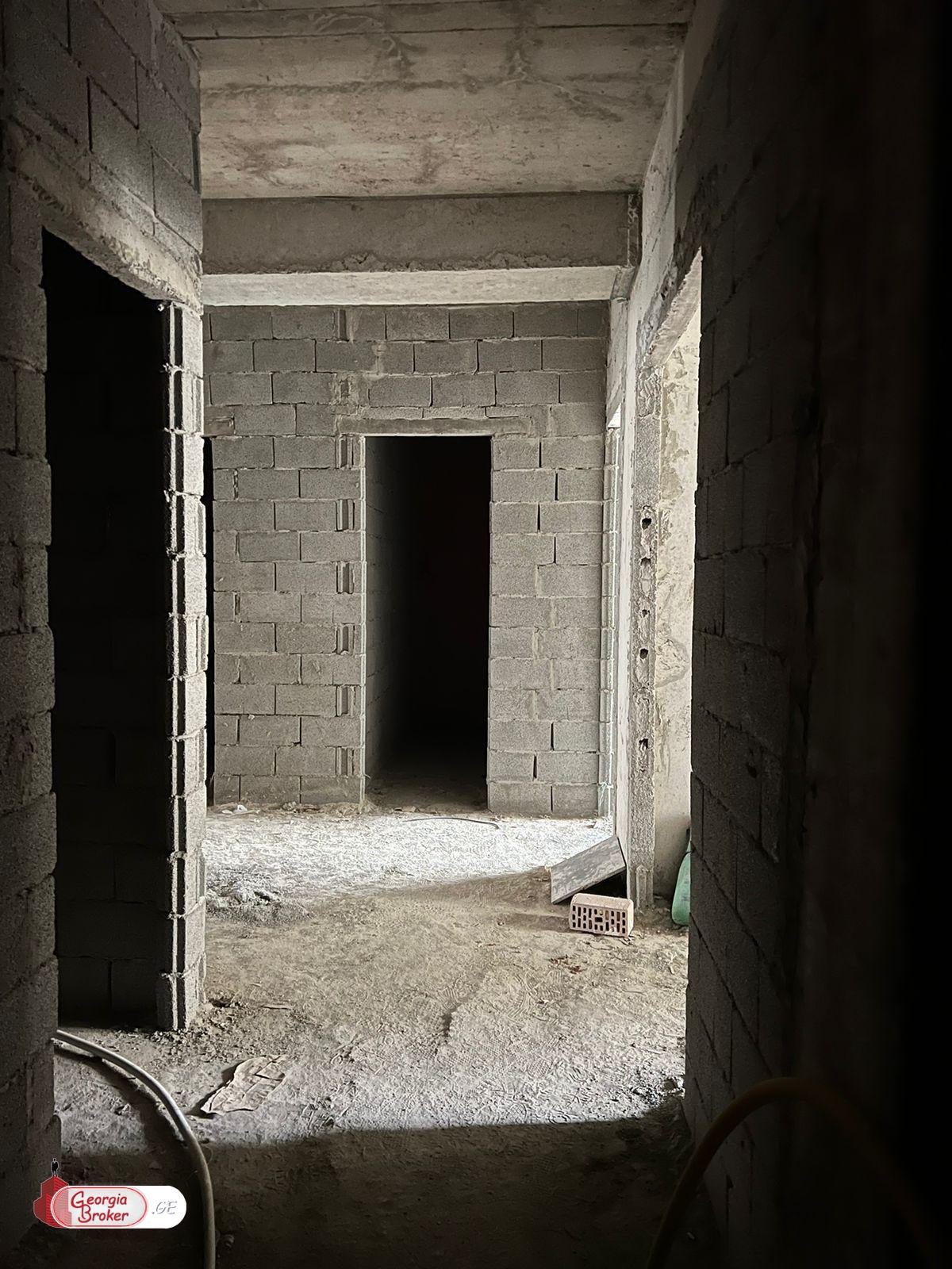 იყიდება ახალი გარემონტებული 5 ოთახიანი ბინა