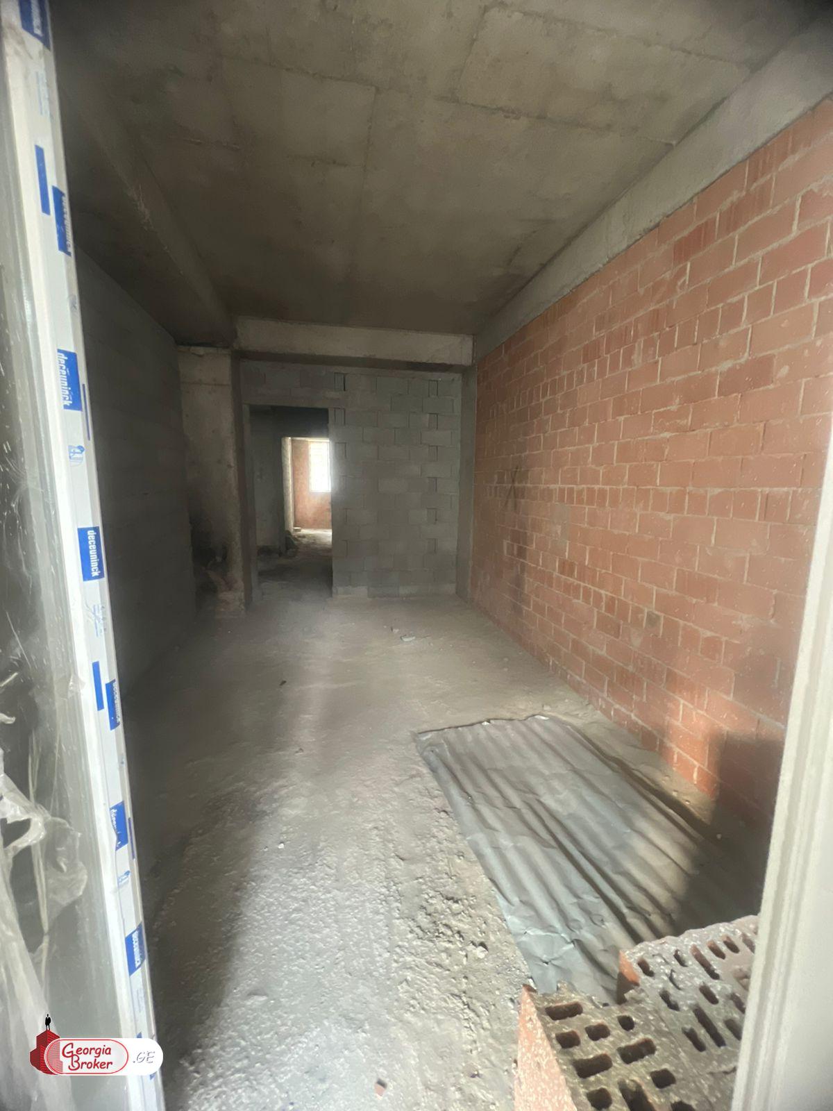 იყიდება ახალი გარემონტებული 5 ოთახიანი ბინა