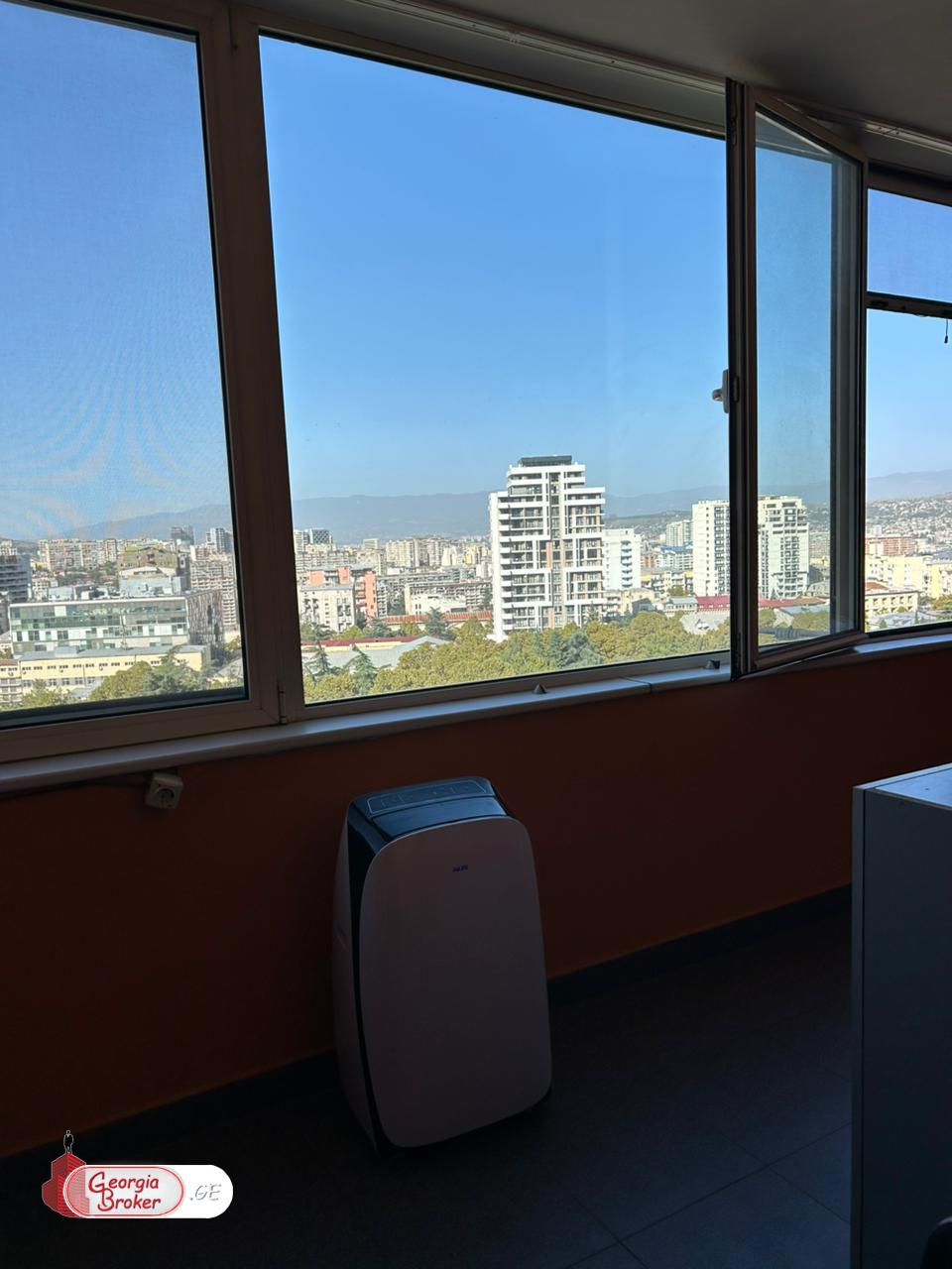 продается квартира с новым ремонтом 4-комнаты