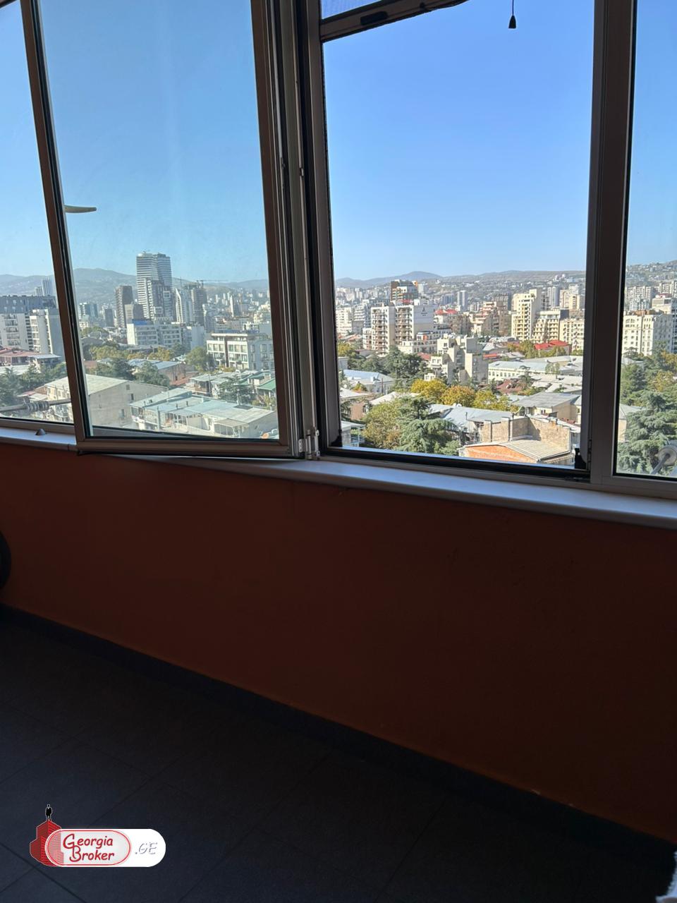 продается квартира с новым ремонтом 4-комнаты