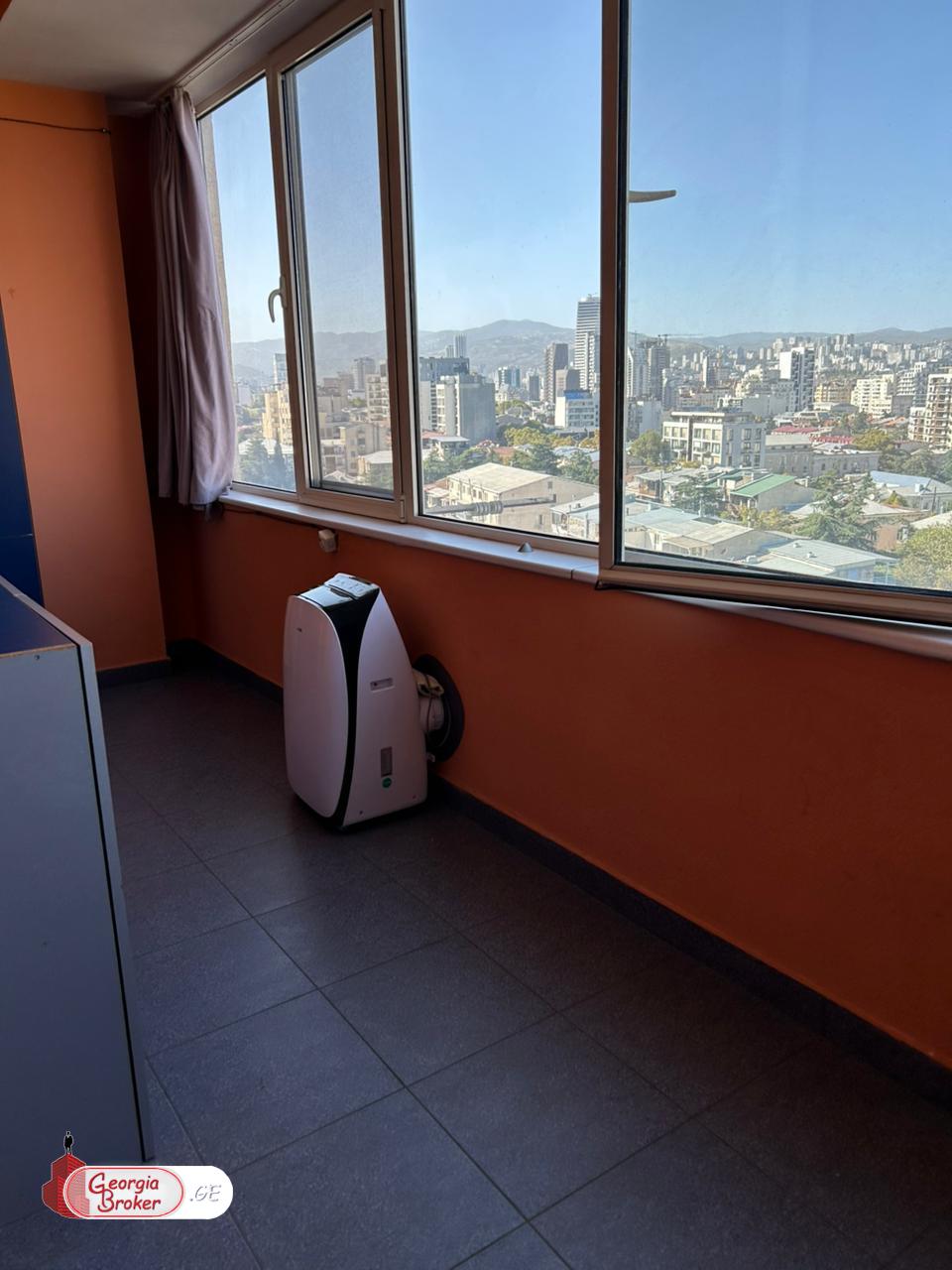 продается квартира с новым ремонтом 4-комнаты