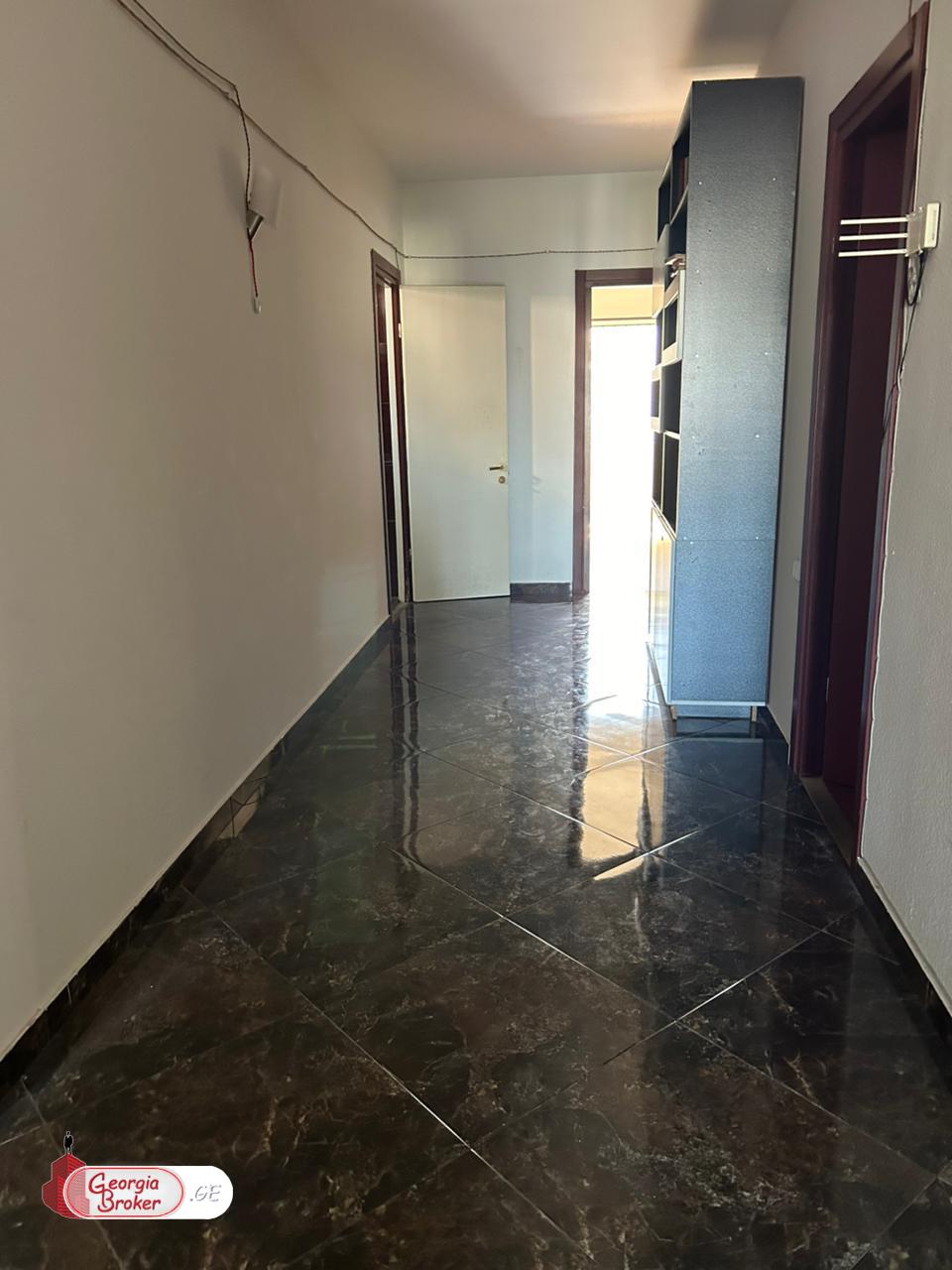 продается квартира с новым ремонтом 4-комнаты