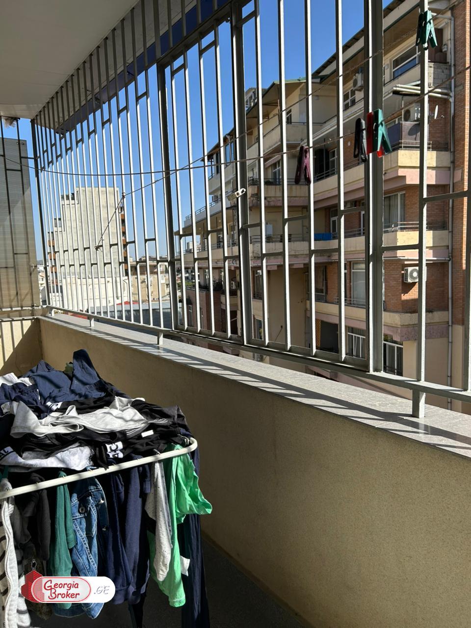 продается квартира с новым ремонтом 4-комнаты