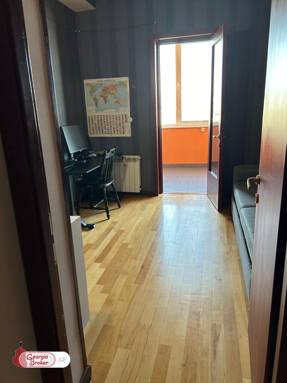 продается квартира с новым ремонтом 4-комнаты