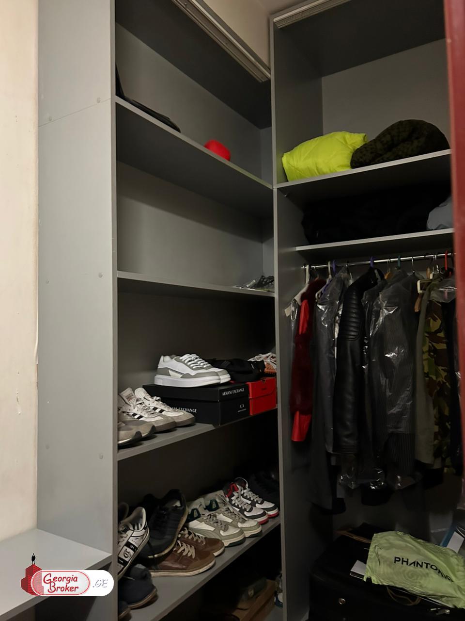 продается квартира с новым ремонтом 4-комнаты