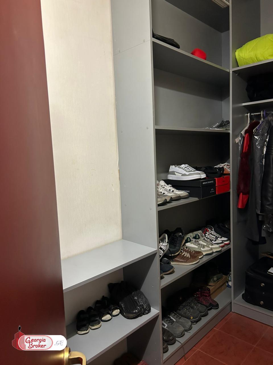 продается квартира с новым ремонтом 4-комнаты