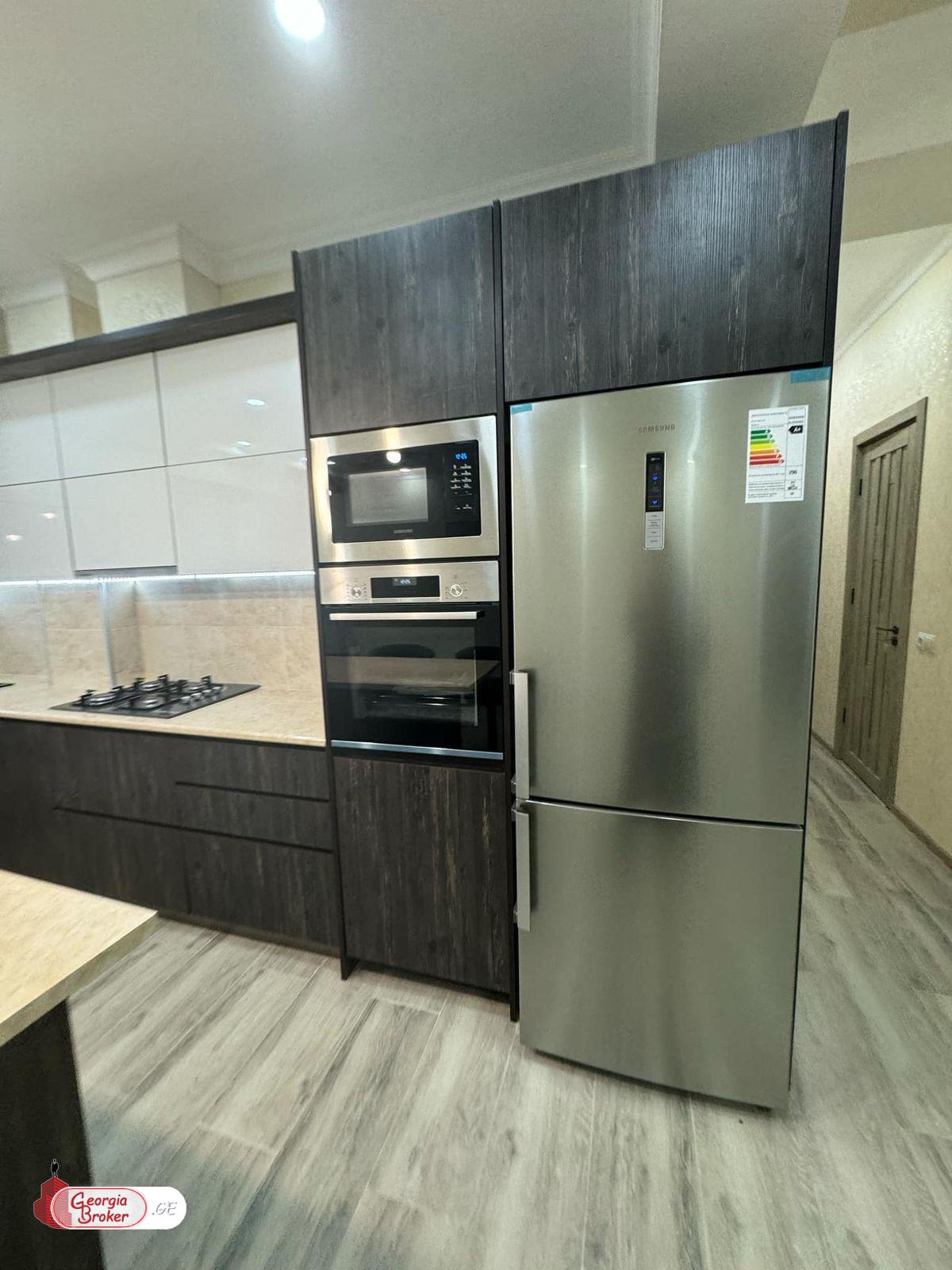 продается квартира с новым ремонтом 4-комнаты