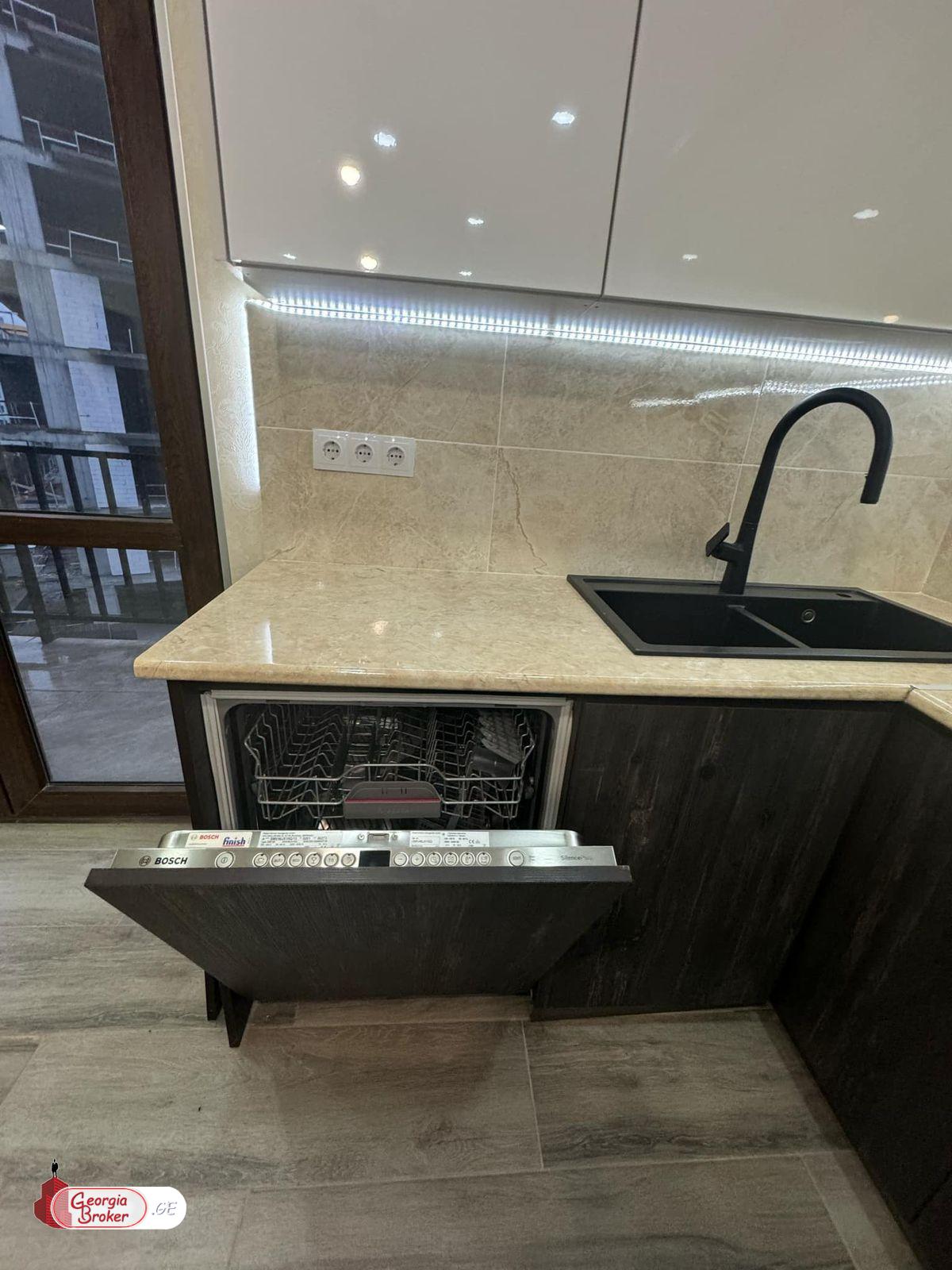 продается квартира с новым ремонтом 4-комнаты