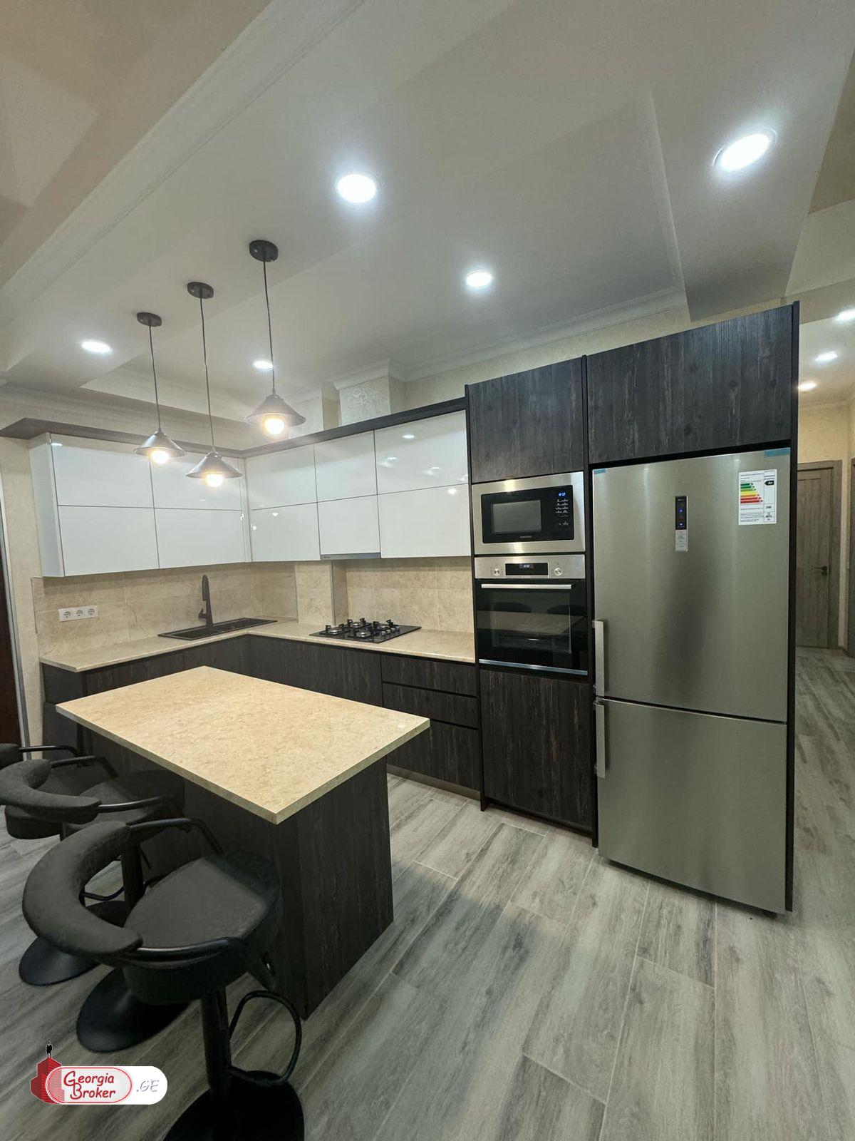 продается квартира с новым ремонтом 4-комнаты