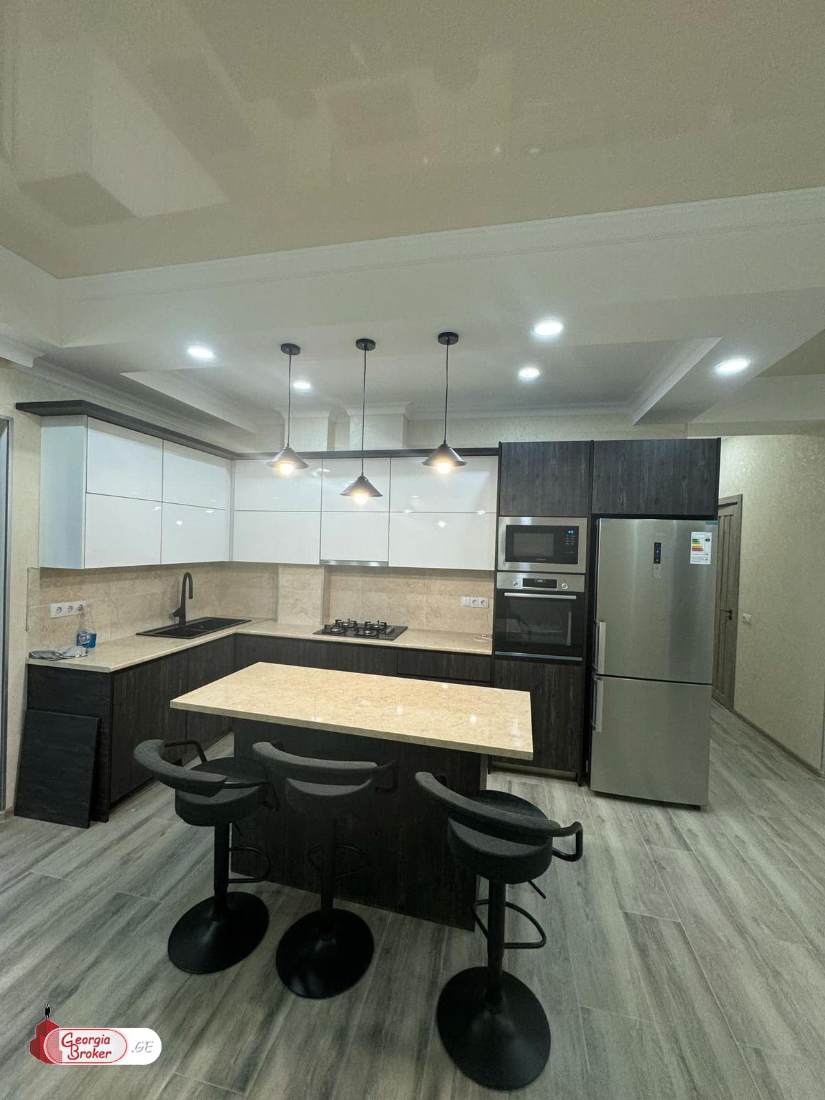 продается квартира с новым ремонтом 4-комнаты