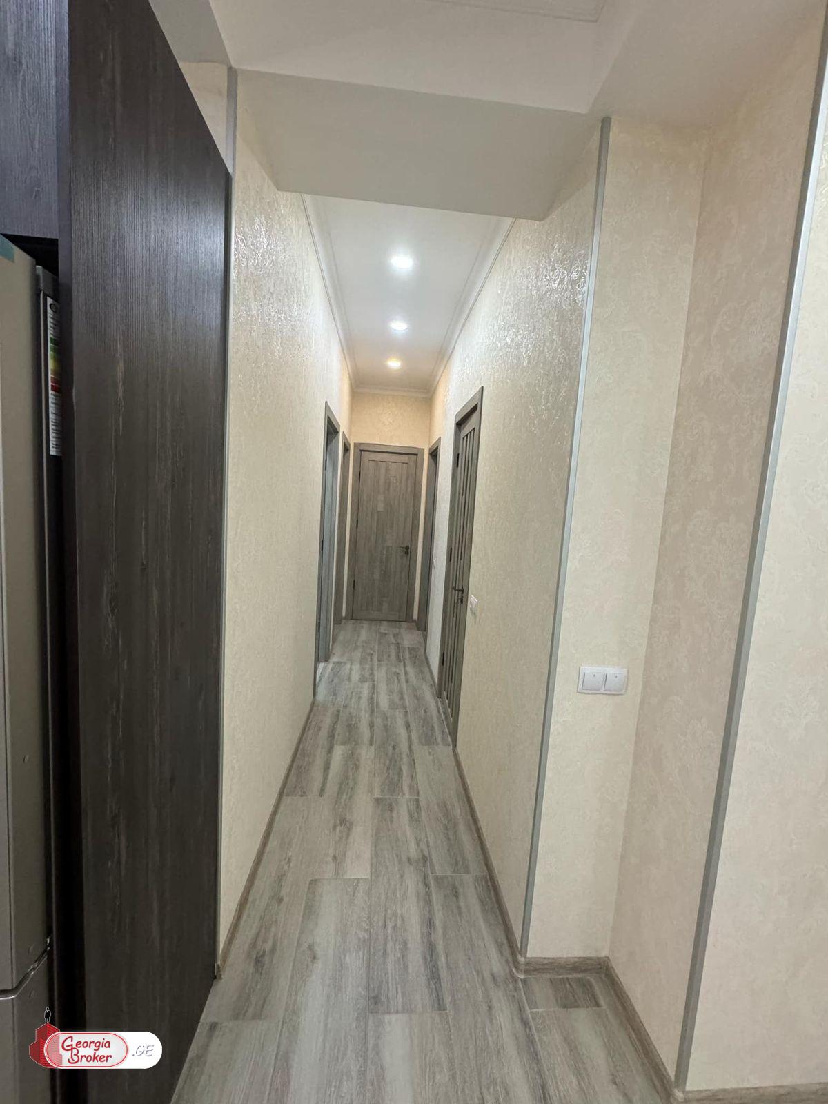 продается квартира с новым ремонтом 4-комнаты