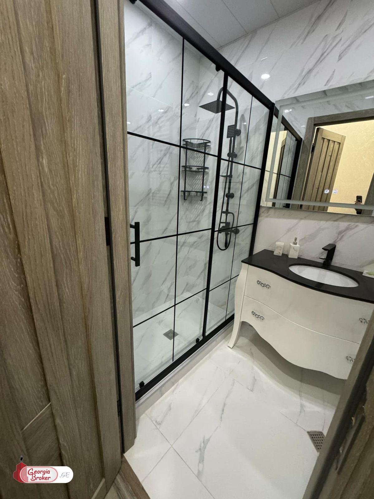 продается квартира с новым ремонтом 4-комнаты