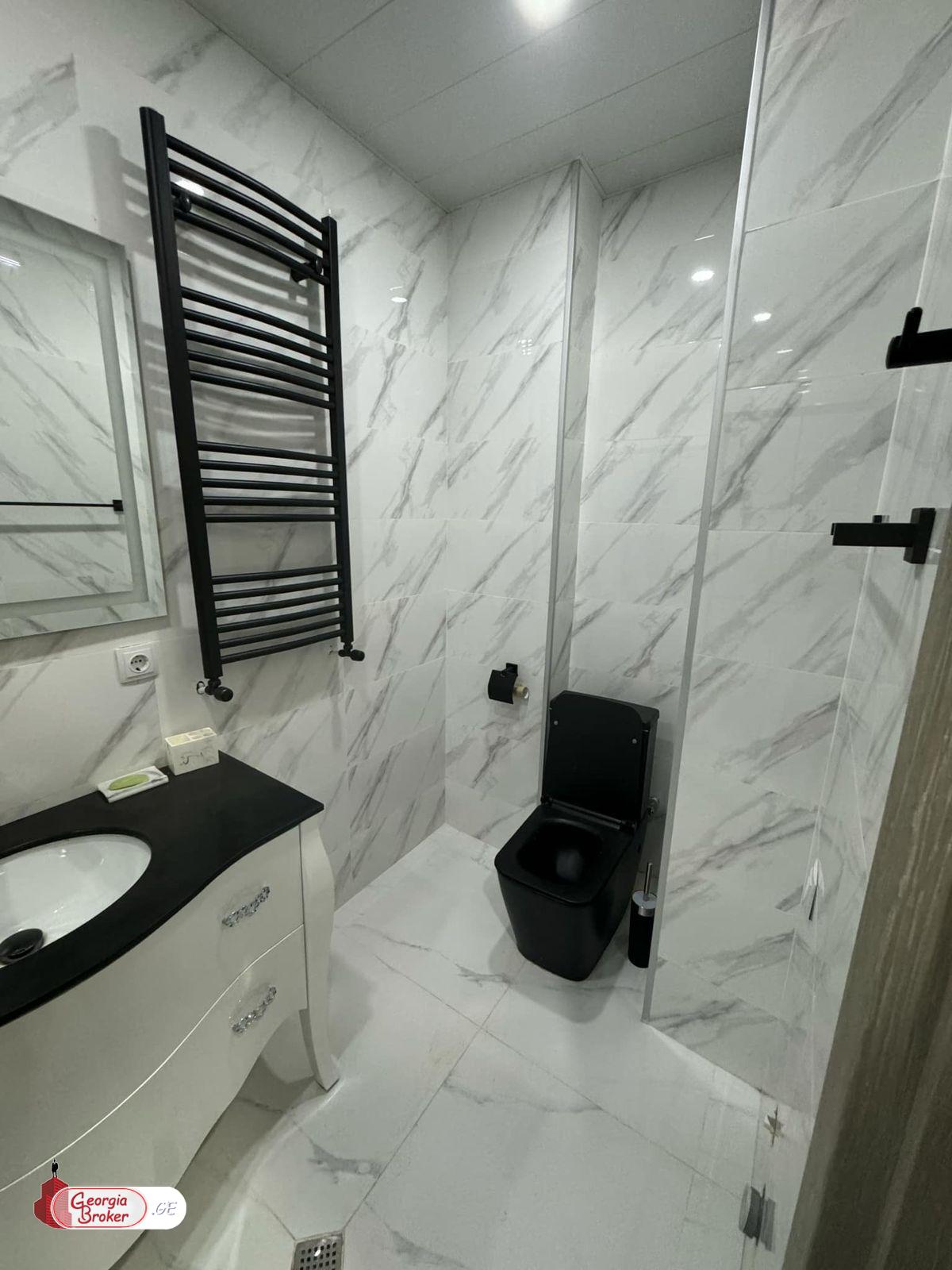 продается квартира с новым ремонтом 4-комнаты