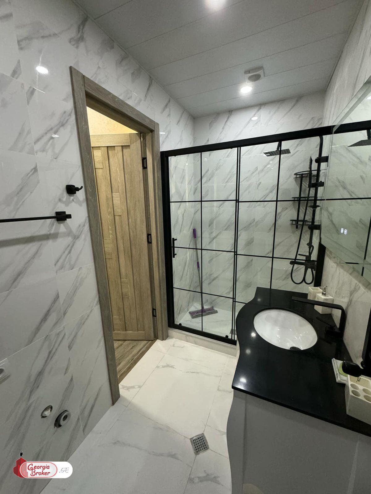 продается квартира с новым ремонтом 4-комнаты