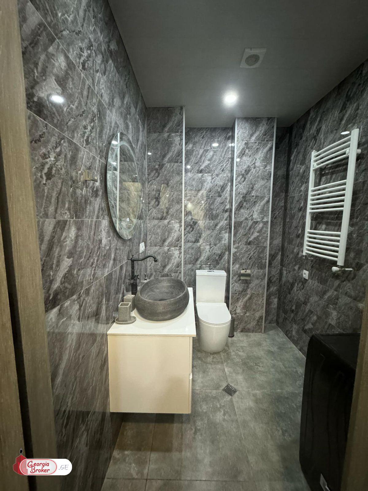 продается квартира с новым ремонтом 4-комнаты