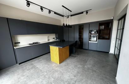 იყიდება ახალი გარემონტებული 6 ოთახიანი ბინა