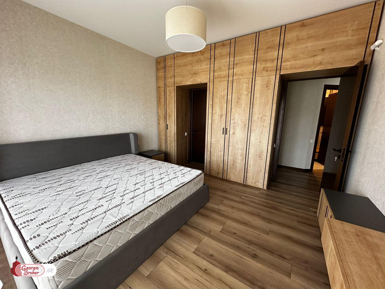 იყიდება ახალი გარემონტებული 6 ოთახიანი ბინა