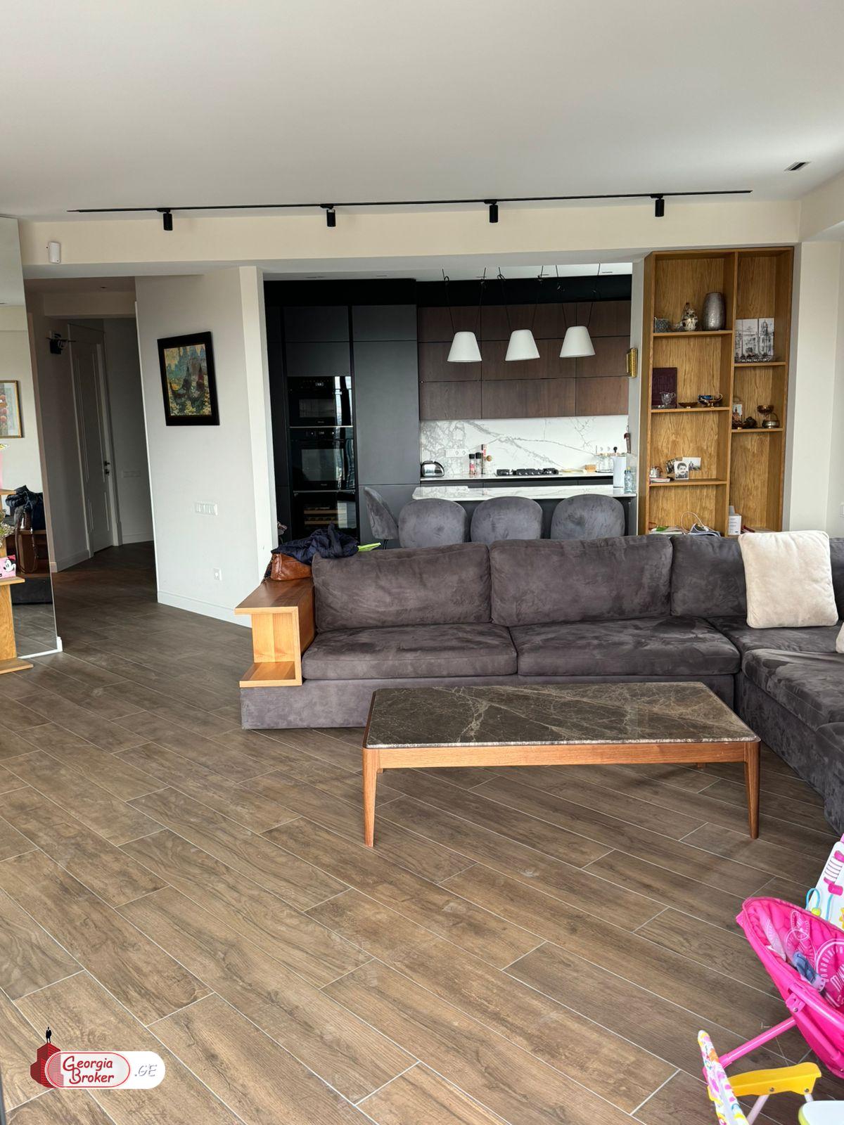 იყიდება ახალი გარემონტებული 5 ოთახიანი ბინა