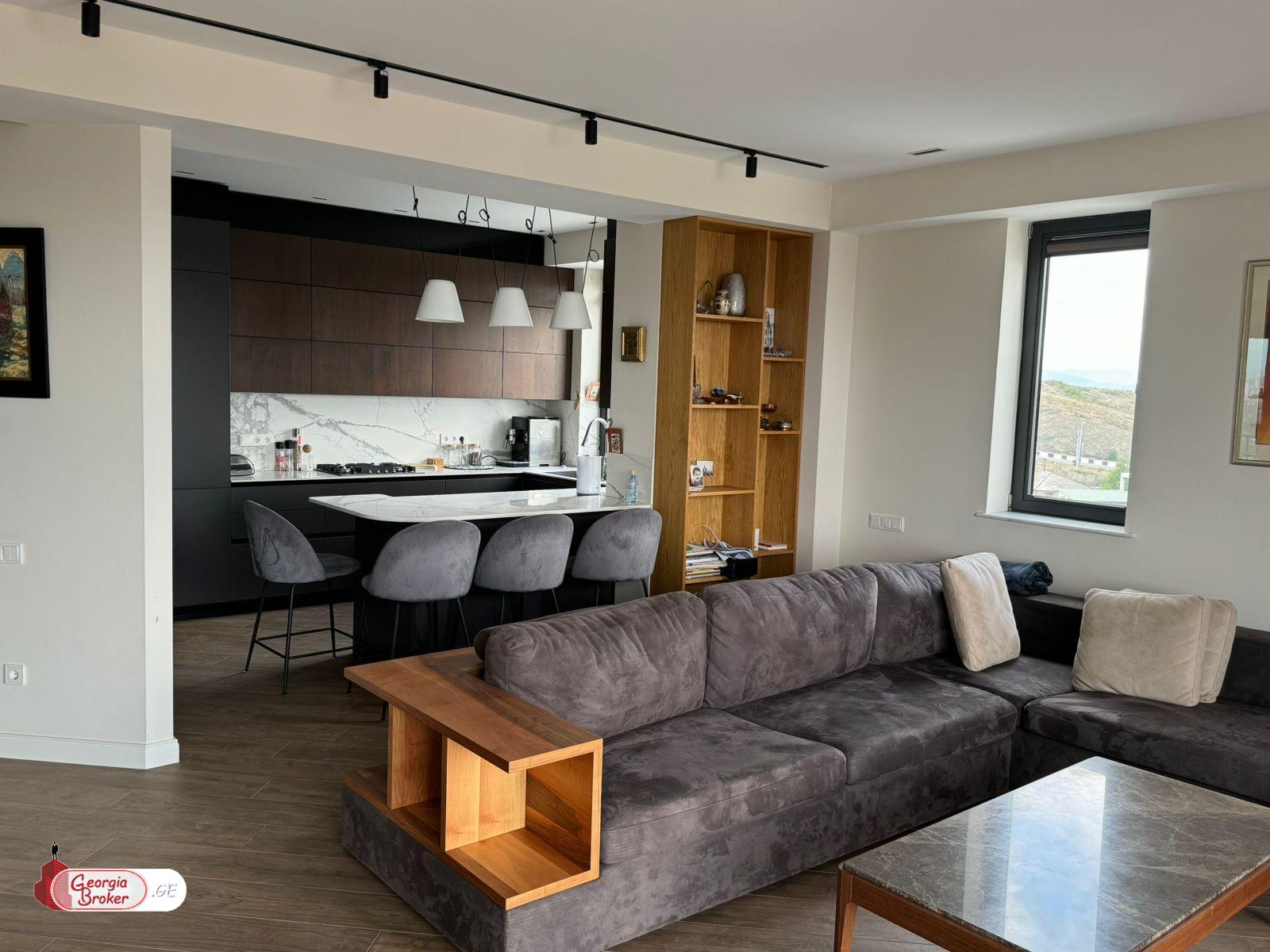 იყიდება ახალი გარემონტებული 5 ოთახიანი ბინა